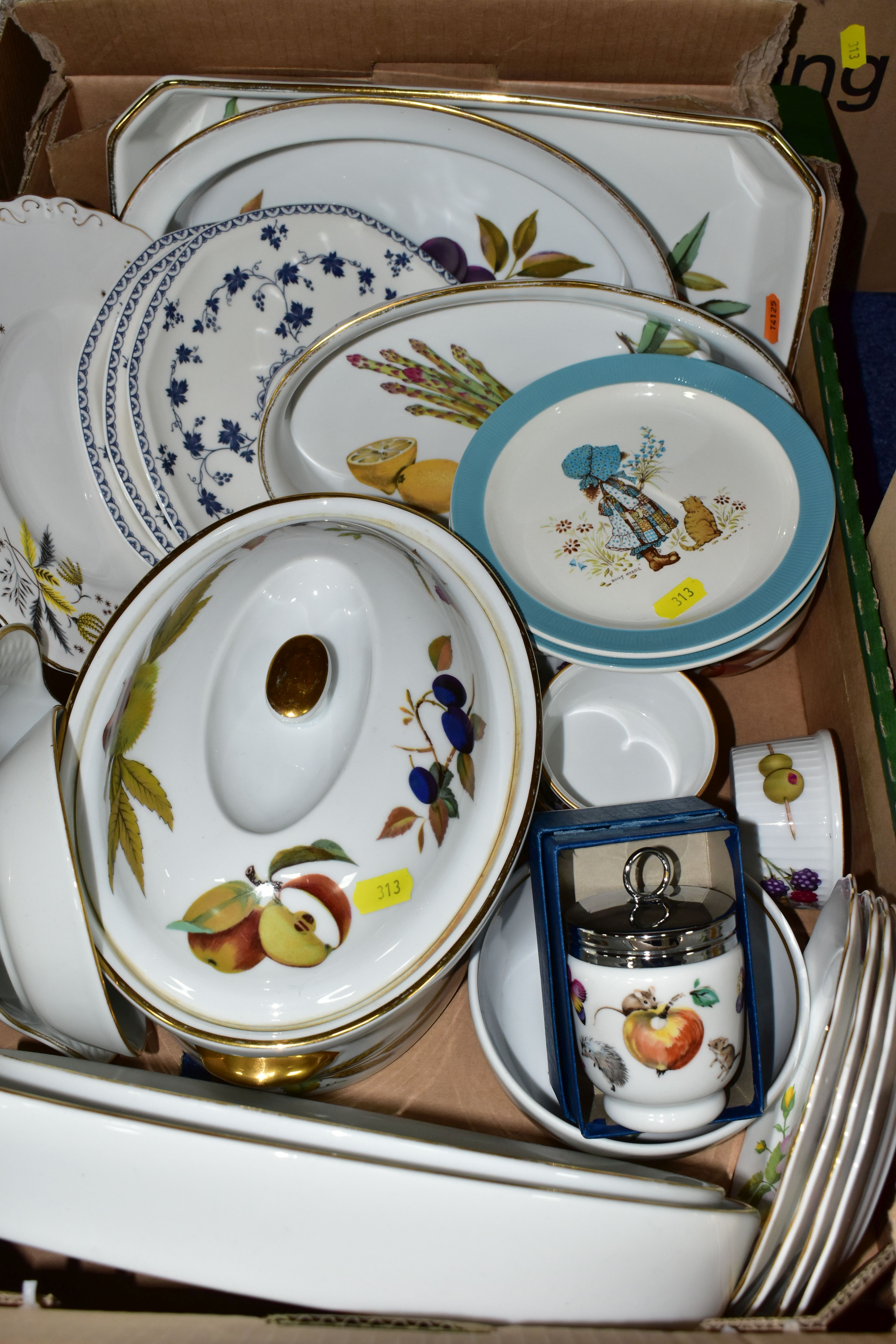 FOUR BOXES OF CERAMICS, LINEN AND GLASSWARES, to include a Royal Tuscan 'Charade' tea set with seven - Bild 3 aus 6
