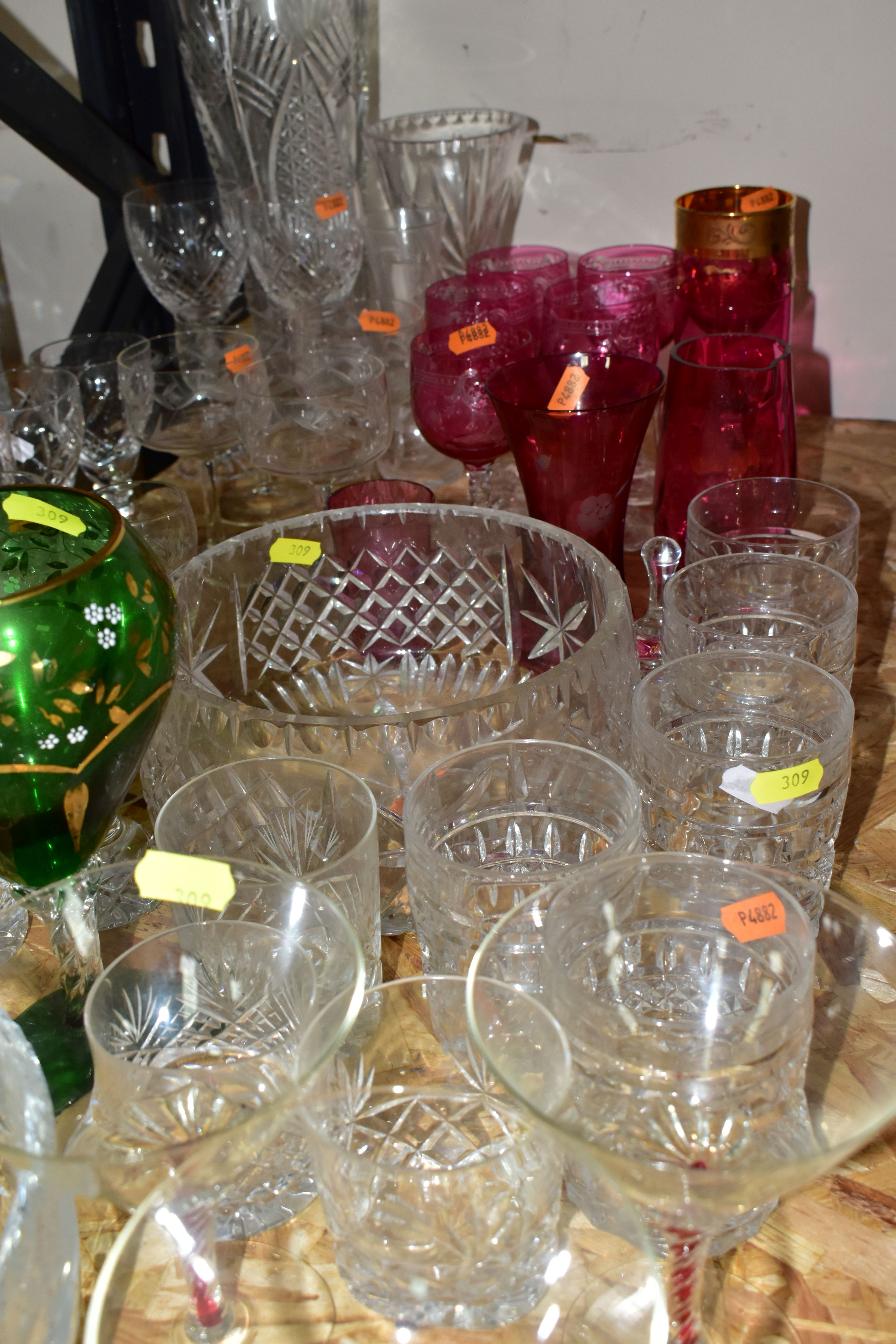 A QUANTITY OF CUT CRYSTAL AND OTHER GLASSWARES, comprising a Royal Doulton cranberry glass bell, - Bild 6 aus 8