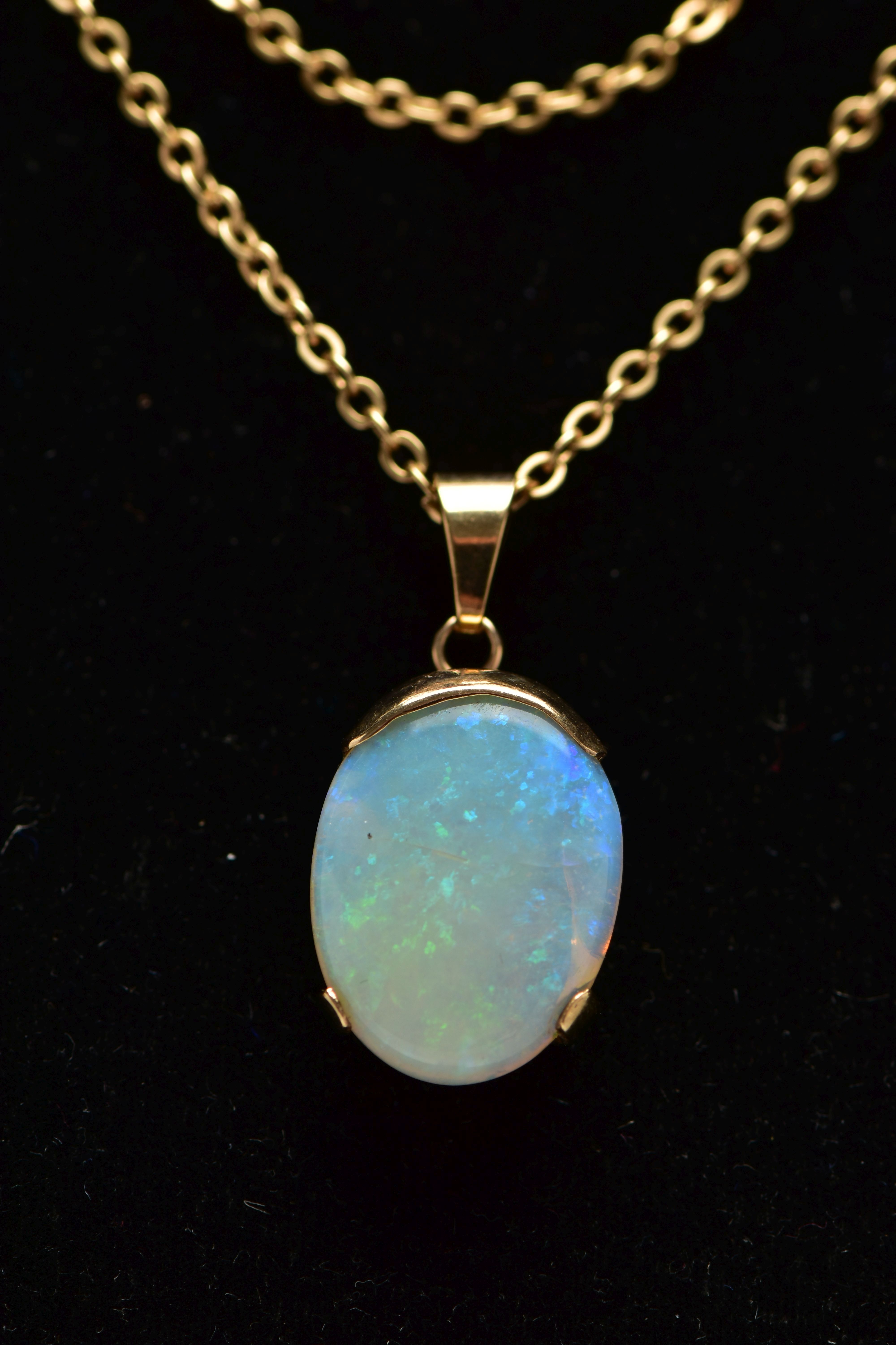 A YELLOW METAL OPAL PENDANT WITH CHAIN, the oval opal cabochon, with yellow metal cap, tapered - Image 4 of 6