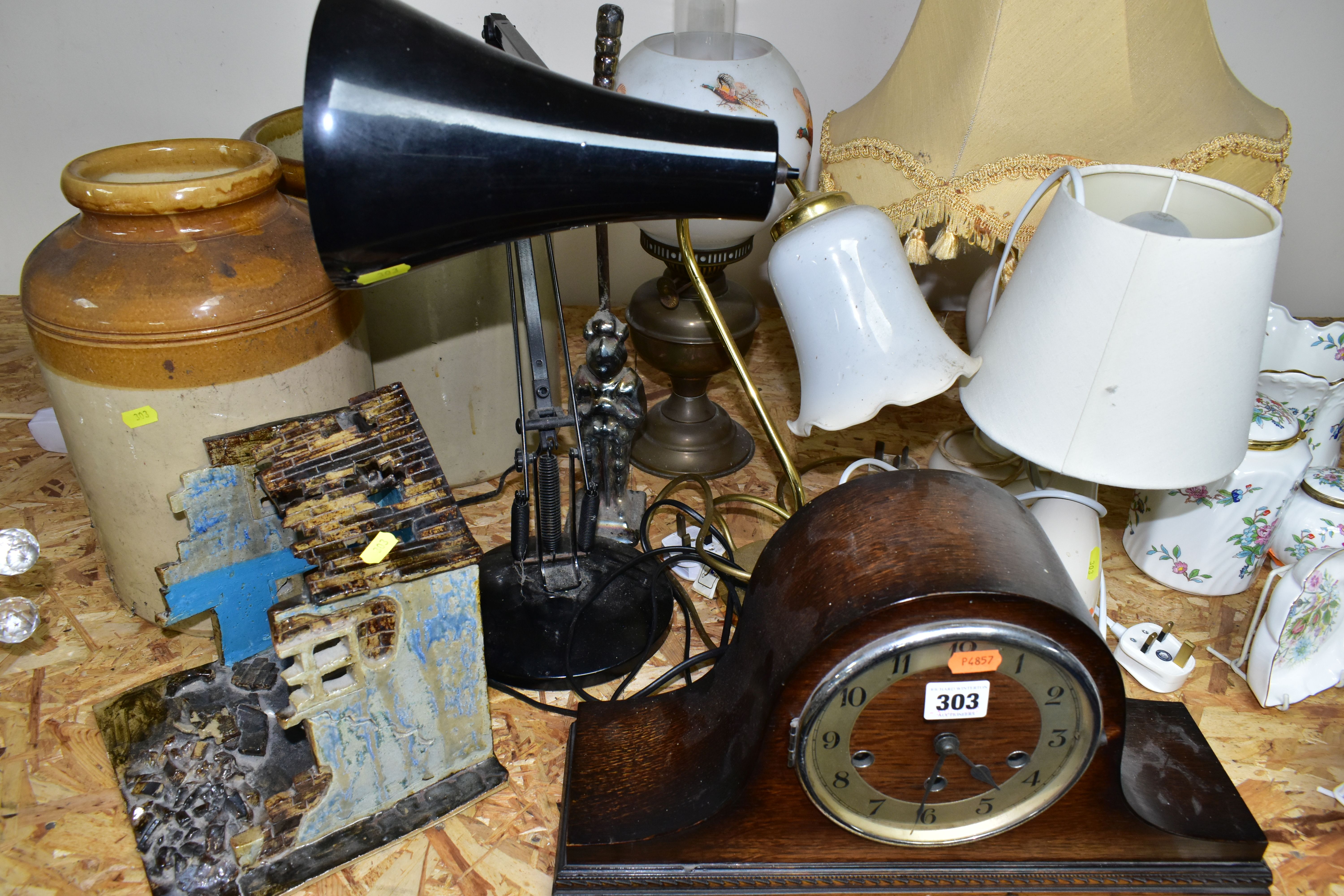 A GROUP OF LAMPS comprising an oak cased mantel clock (with key), three table lamps with shades, a - Bild 4 aus 4