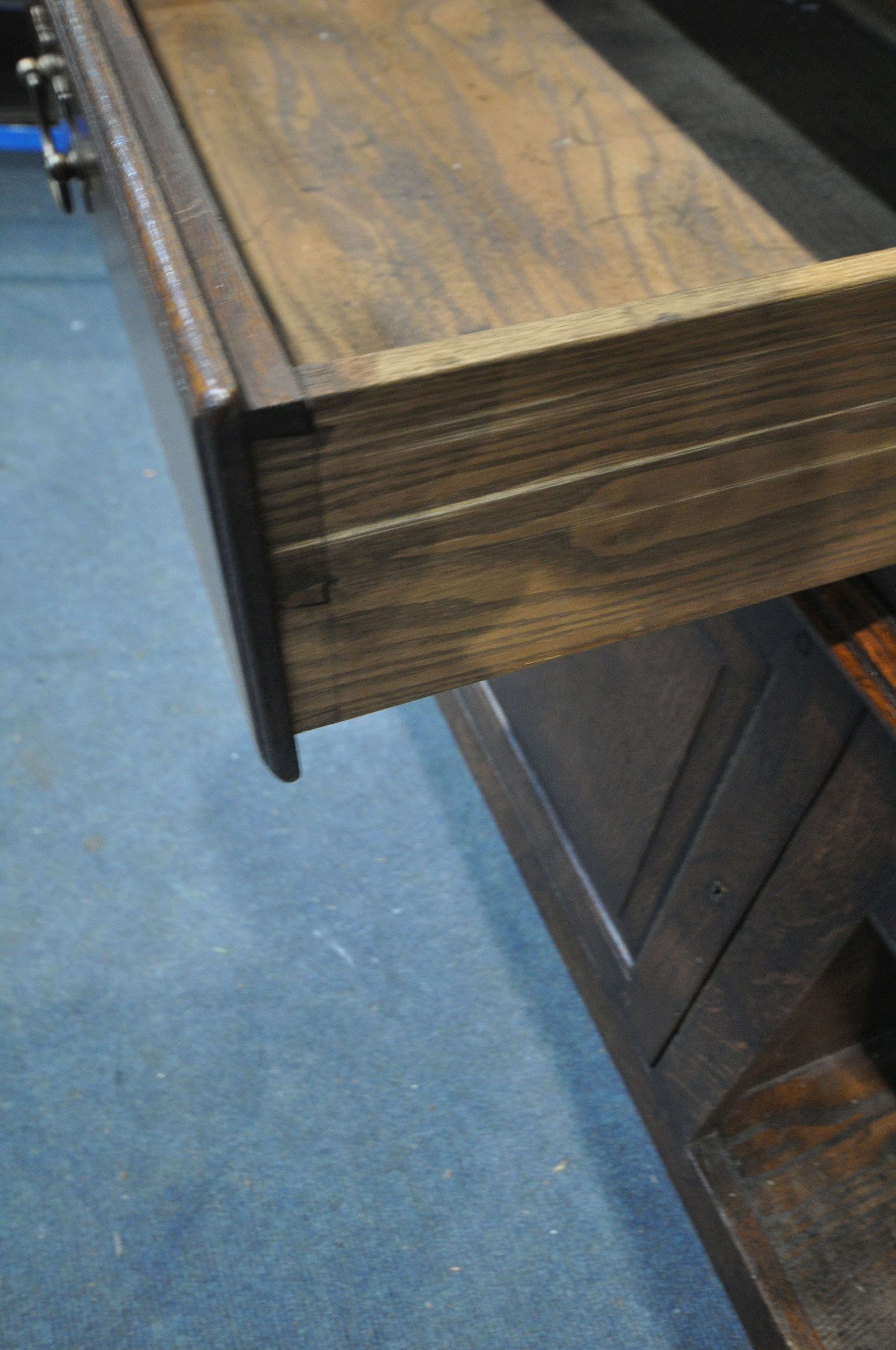 A REPRODUCTION GEORGIAN STYLE OAK DRESSER, with two shelves, over a base with three drawers, two - Bild 4 aus 5