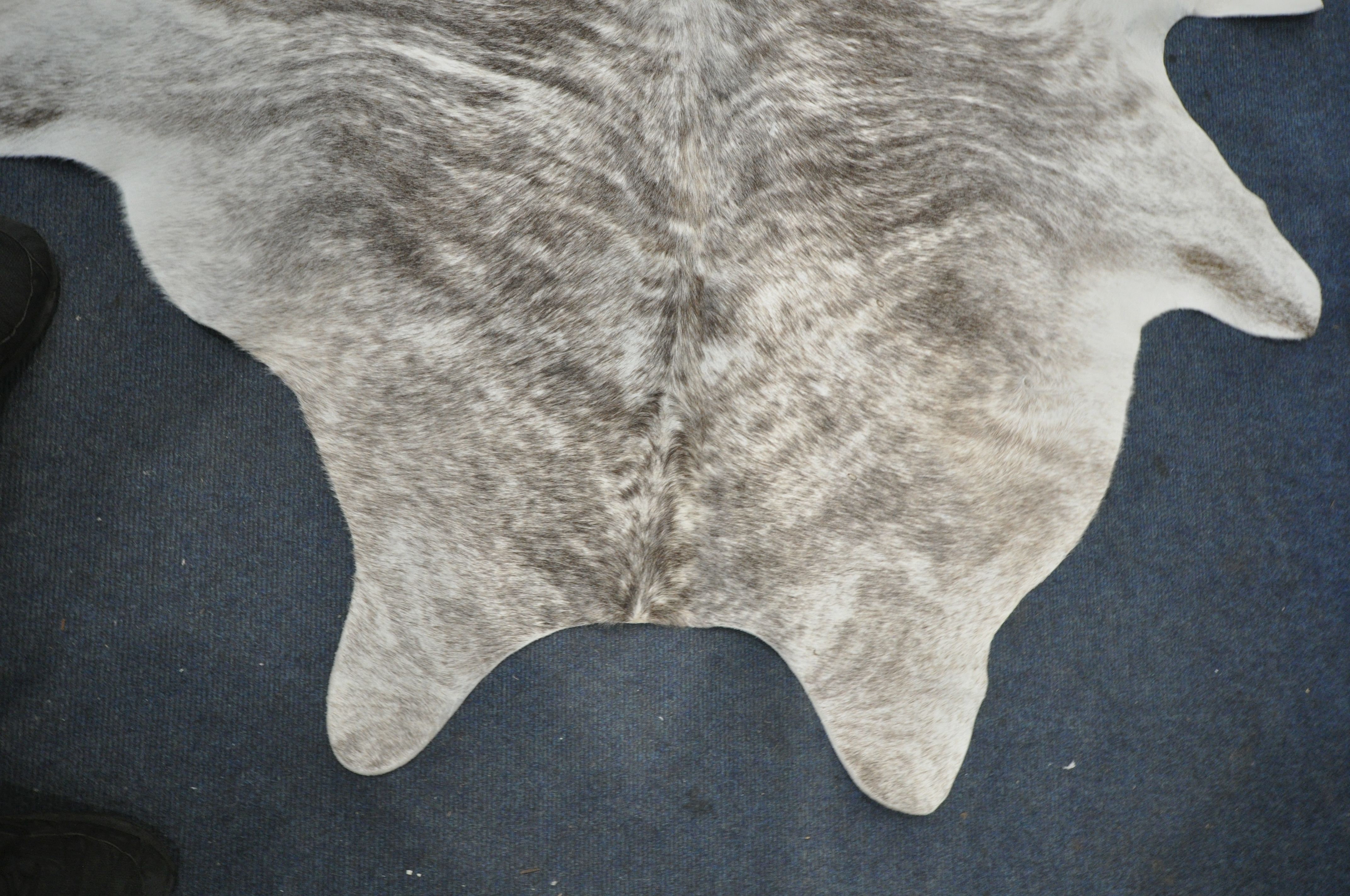 A LARGE EXOTIC COW HIDE RUG, length 206cm x width 155cm (condition - small piece missing to edge - Bild 2 aus 5