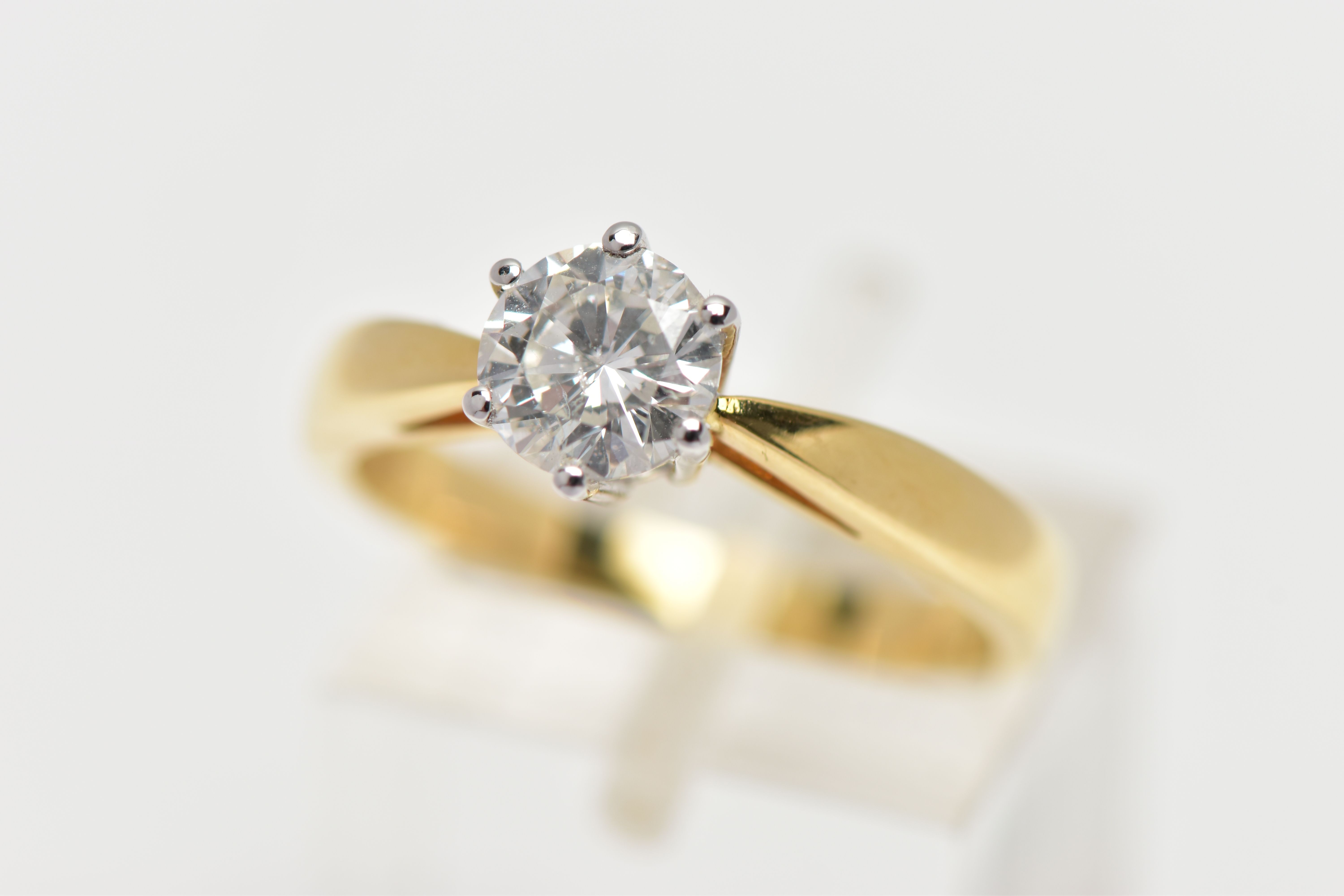 AN 18CT YELLOW AND WHITE GOLD, SINGLE STONE DIAMOND RING, a six claw set, round brilliant cut - Bild 2 aus 5