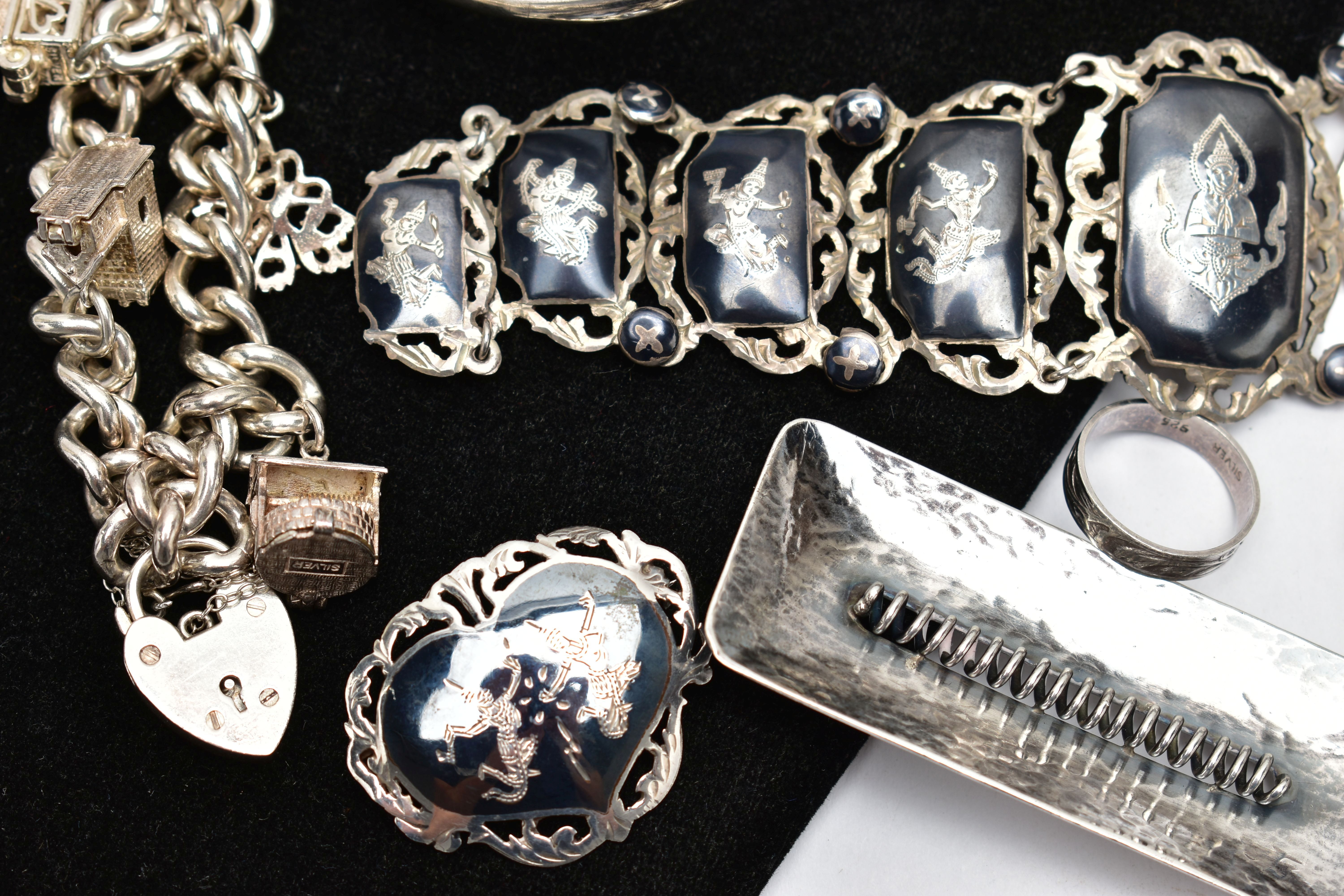 A SELECTION OF SILVER AND WHITE METAL JEWELLERY, to include a silver hinged bangle, hallmarked - Bild 2 aus 6