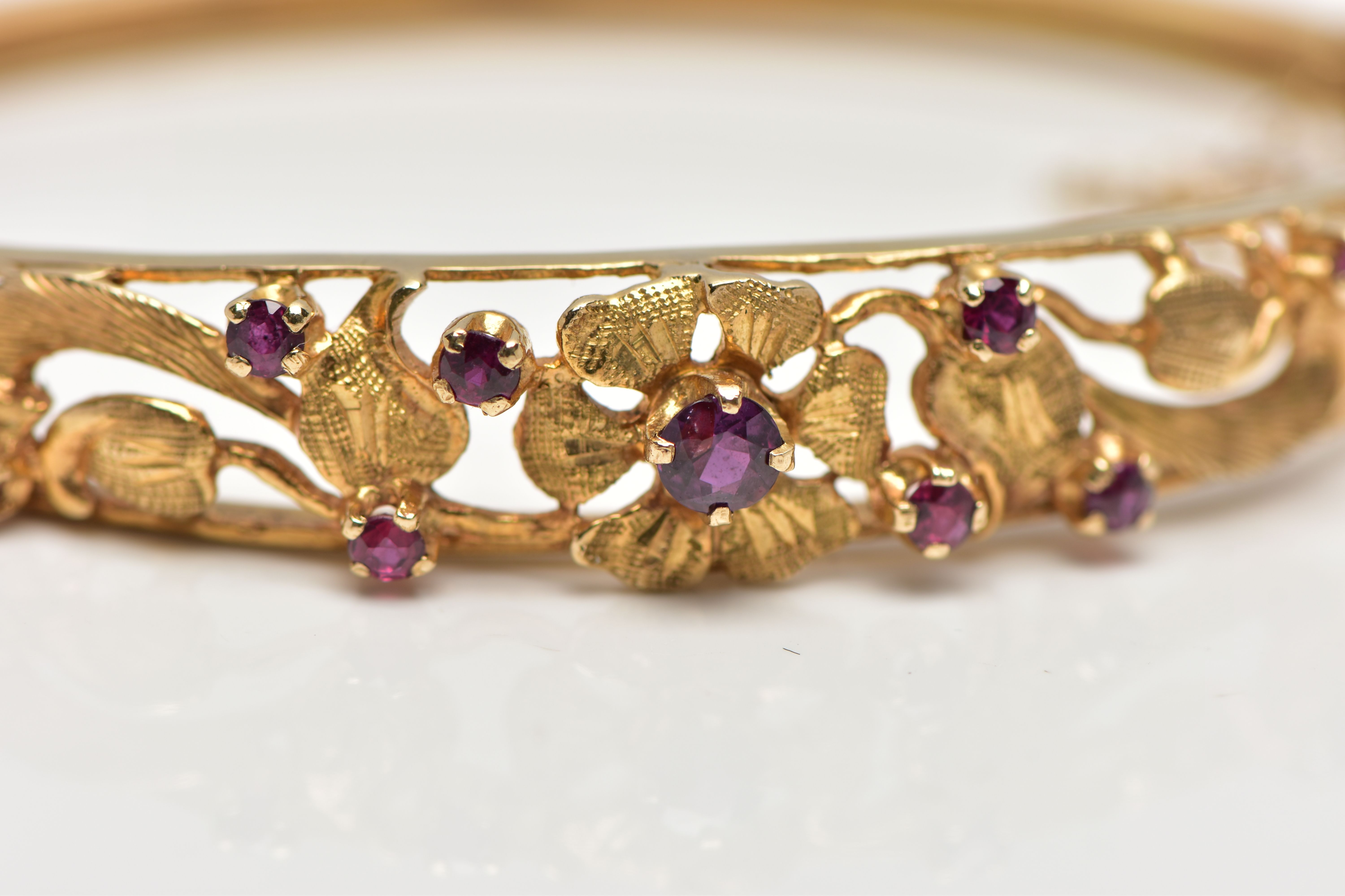 A 9CT GOLD FLORAL BANGLE, a yellow gold oval form hinged bangle, open work textured detail set - Bild 6 aus 6