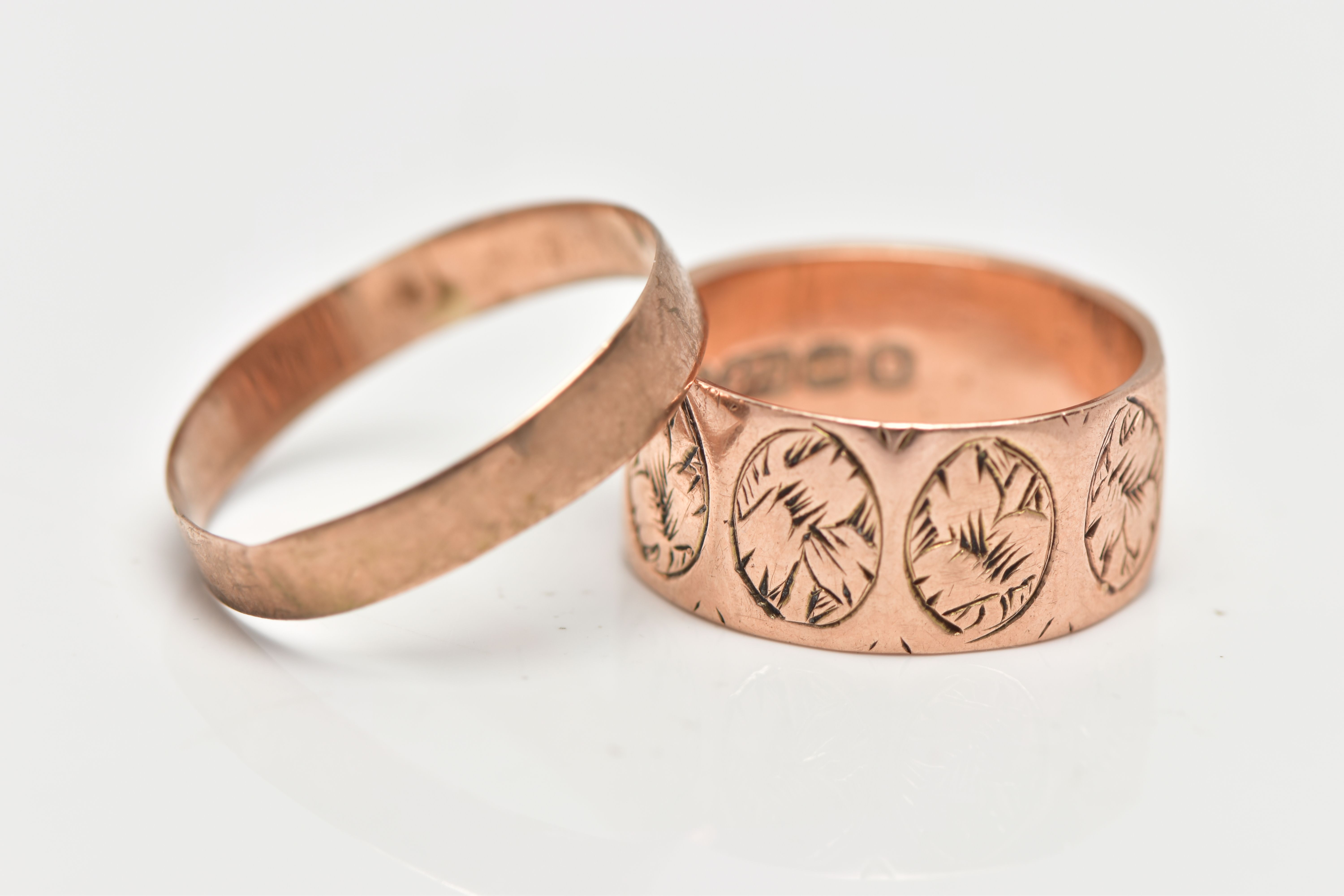 TWO LATE VICTORIAN 9CT ROSE GOLD BAND RINGS, the first comprising engraved foliate oval repeating - Bild 3 aus 3