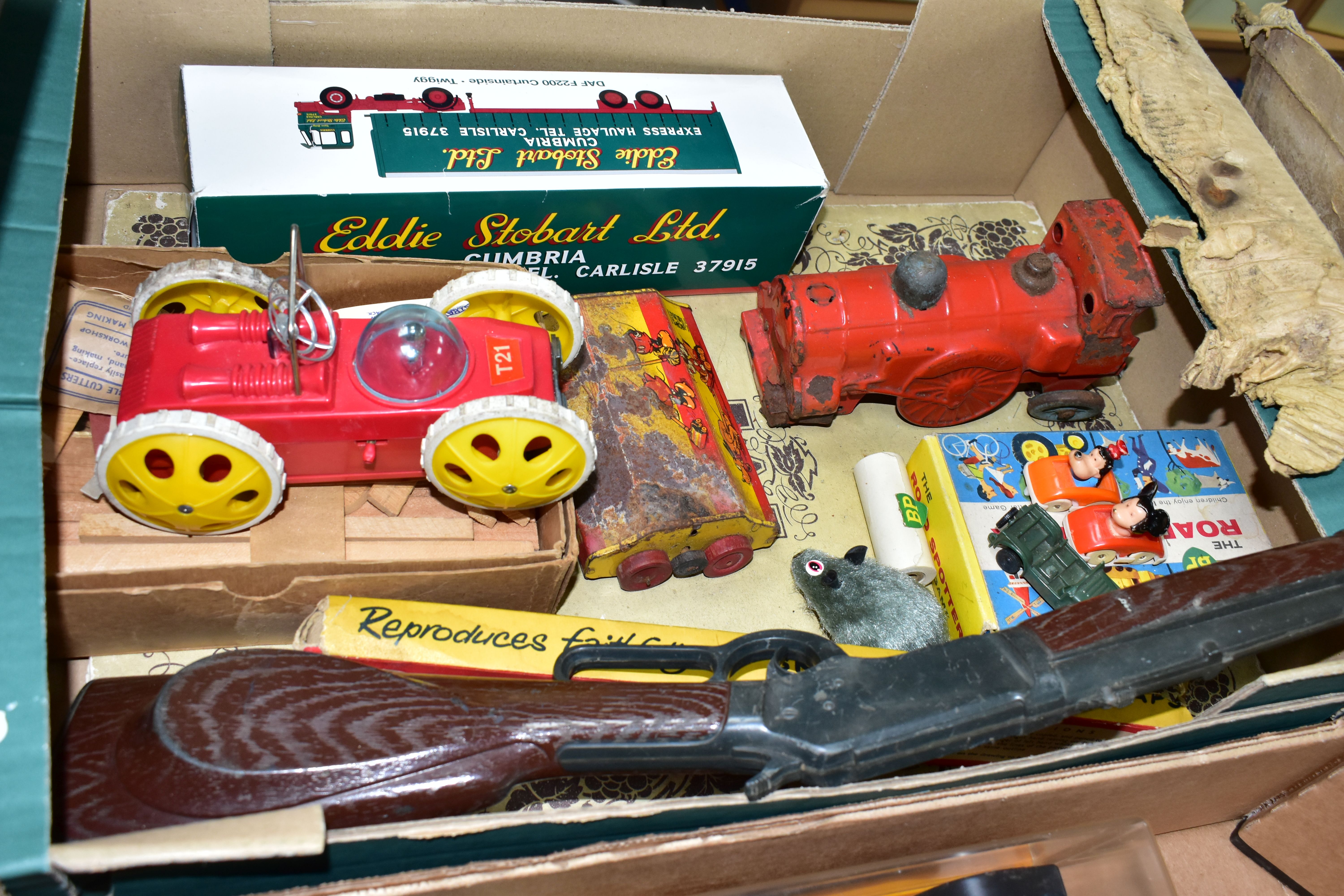 THREE BOXES OF VINTAGE TOYS AND JIGSAWS, to include a balsa wood aircraft making kit, a Tri-ang - Image 8 of 8