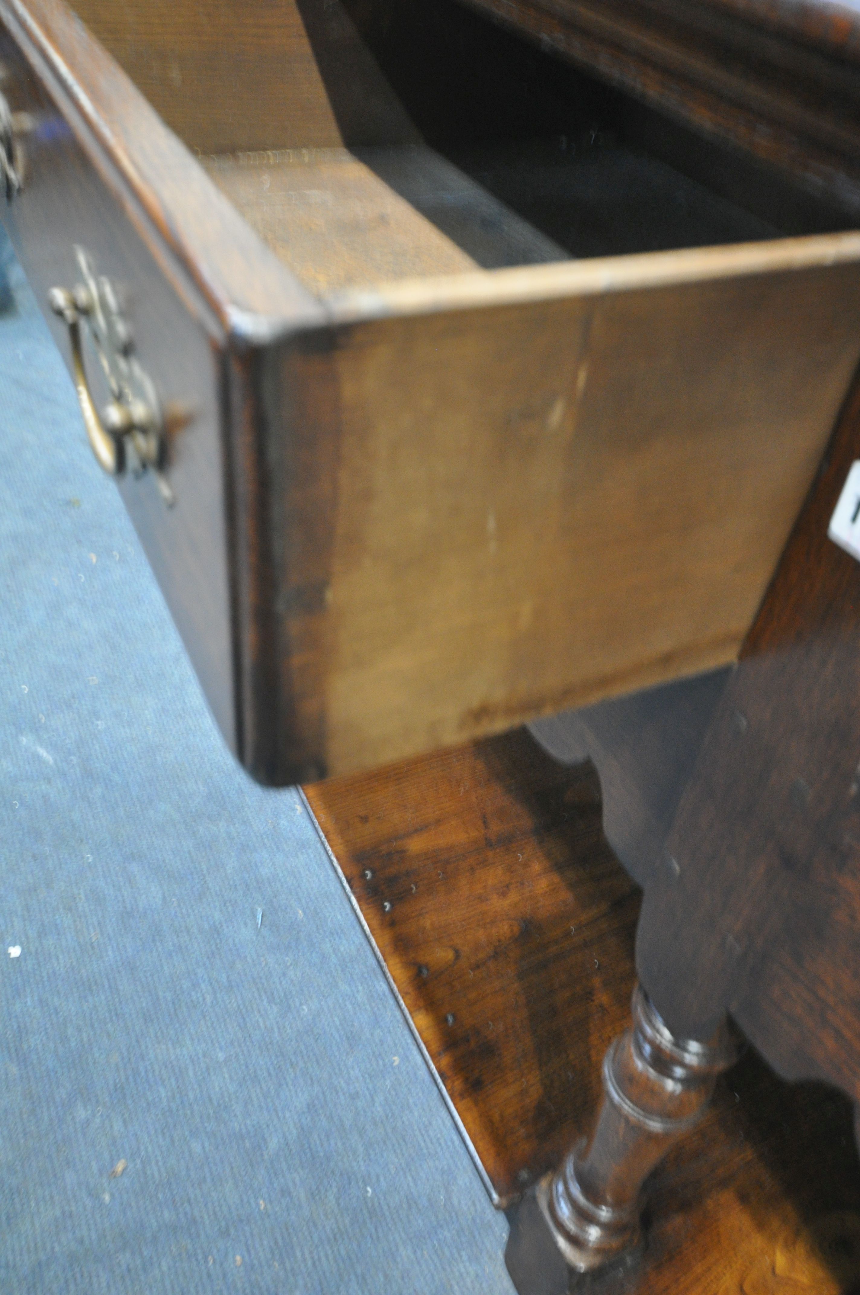 A REPRODUCTION GEORGIAN STYLE OAK DRESSER BASE, with four drawers, wavy apron, three turned and - Bild 5 aus 5