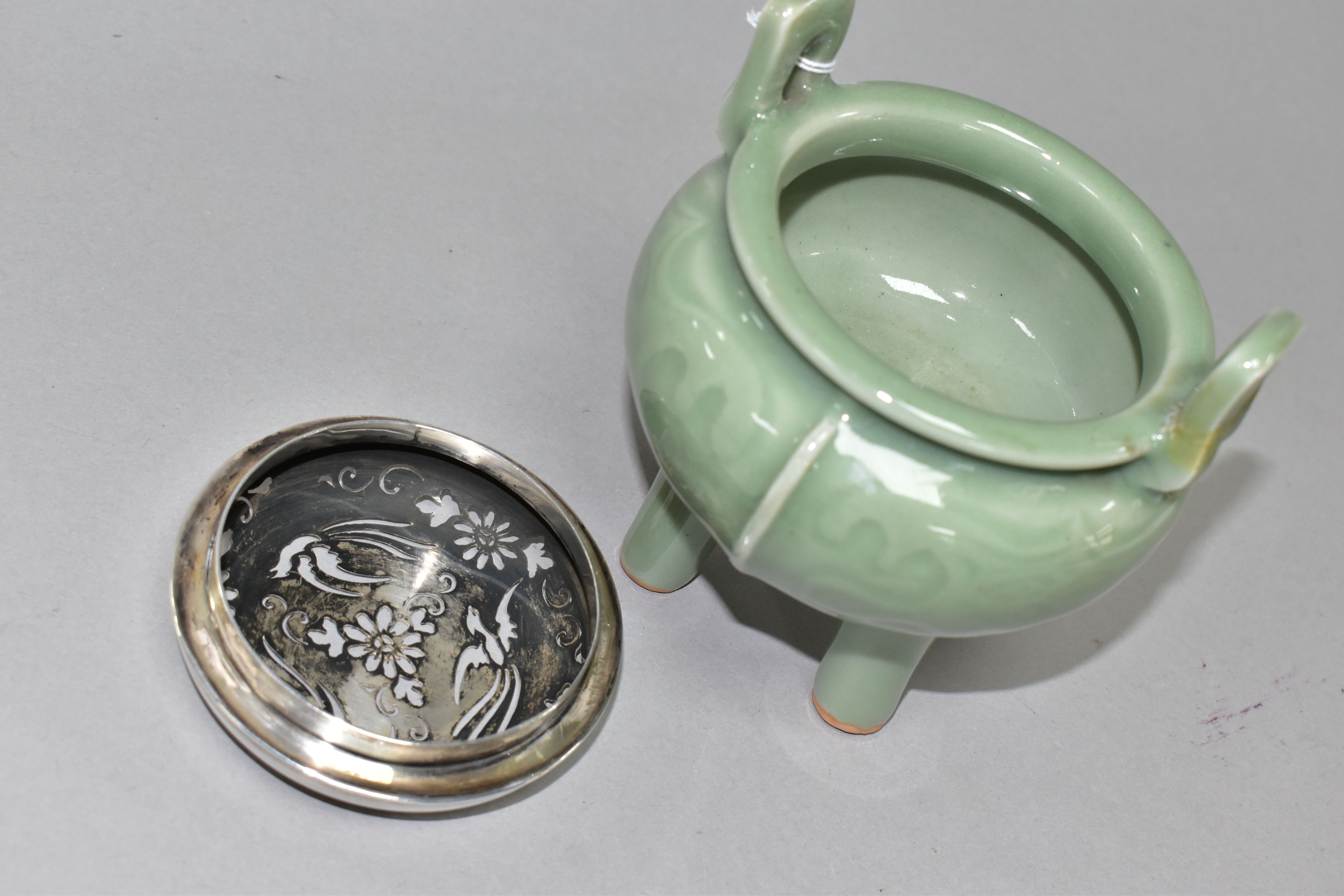 A 20TH CENTURY CHINESE PORCELAIN CELADON GLAZED TWIN HANDLED CENSER WITH A PIERCED WHITE METAL - Image 4 of 7