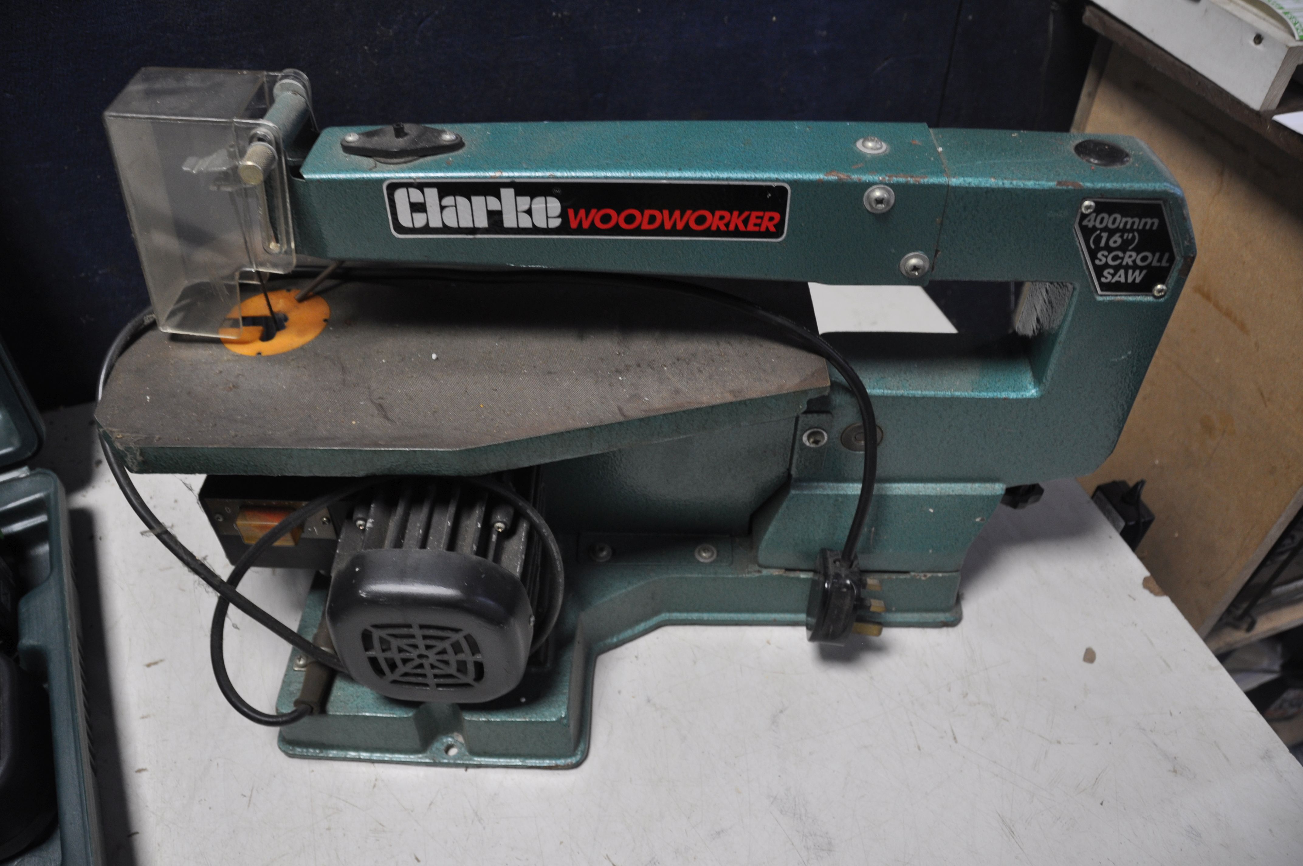 A CLARKE CSS400 SCROLL SAW with blade along with a Hitachi DN12DY cordless angle drill in original - Bild 2 aus 3