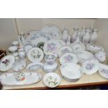 A QUANTITY OF AYNSLEY, WEDGWOOD AND OTHER GIFTWARES, to include nineteen pieces of Aynsley Little
