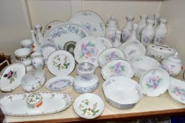 A QUANTITY OF AYNSLEY, WEDGWOOD AND OTHER GIFTWARES, to include nineteen pieces of Aynsley Little