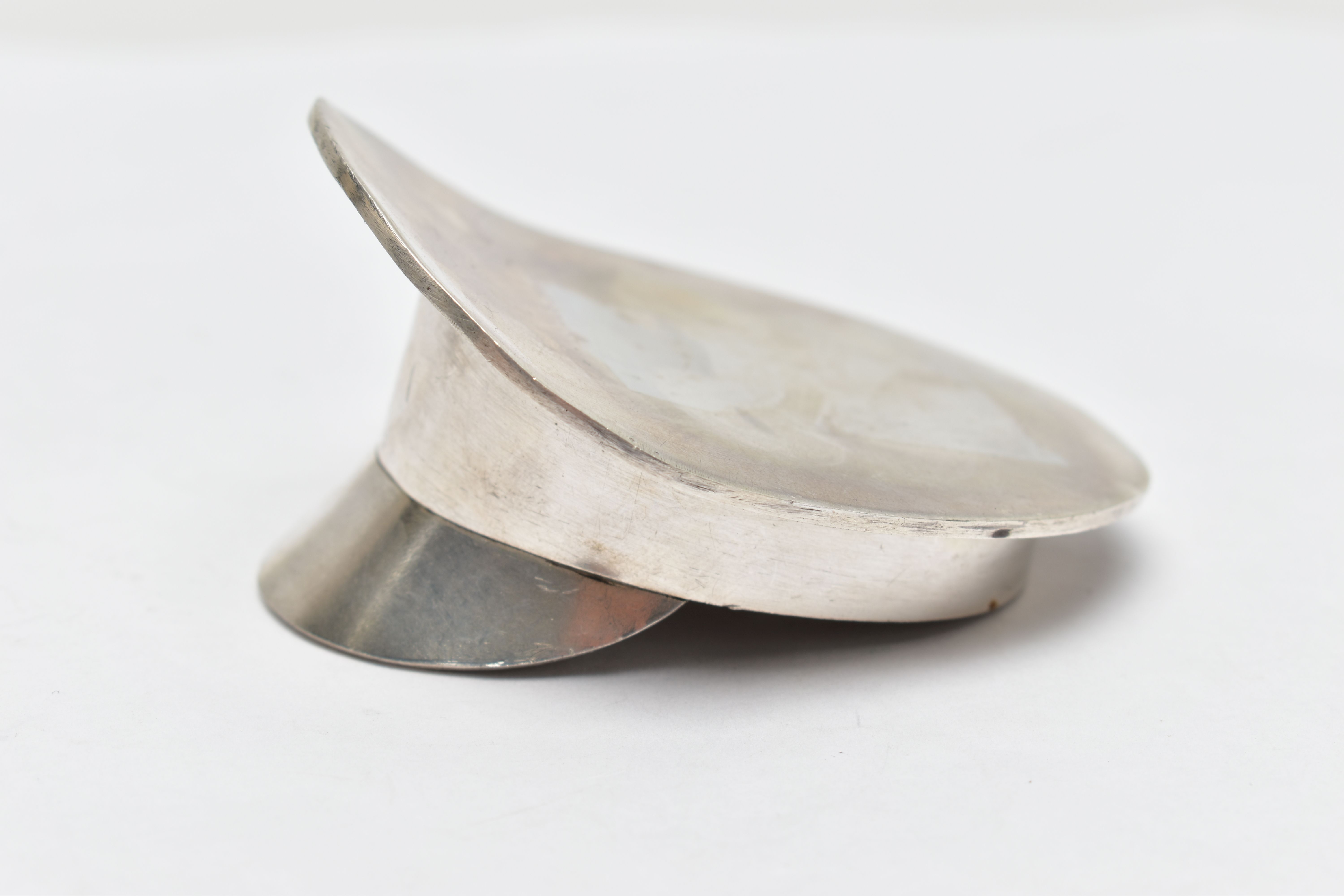 A SILVER MINIATURE MODEL OF A CAPTAINS HAT, polished captains hat, hallmarked 'JBP' Sheffield - Image 2 of 4