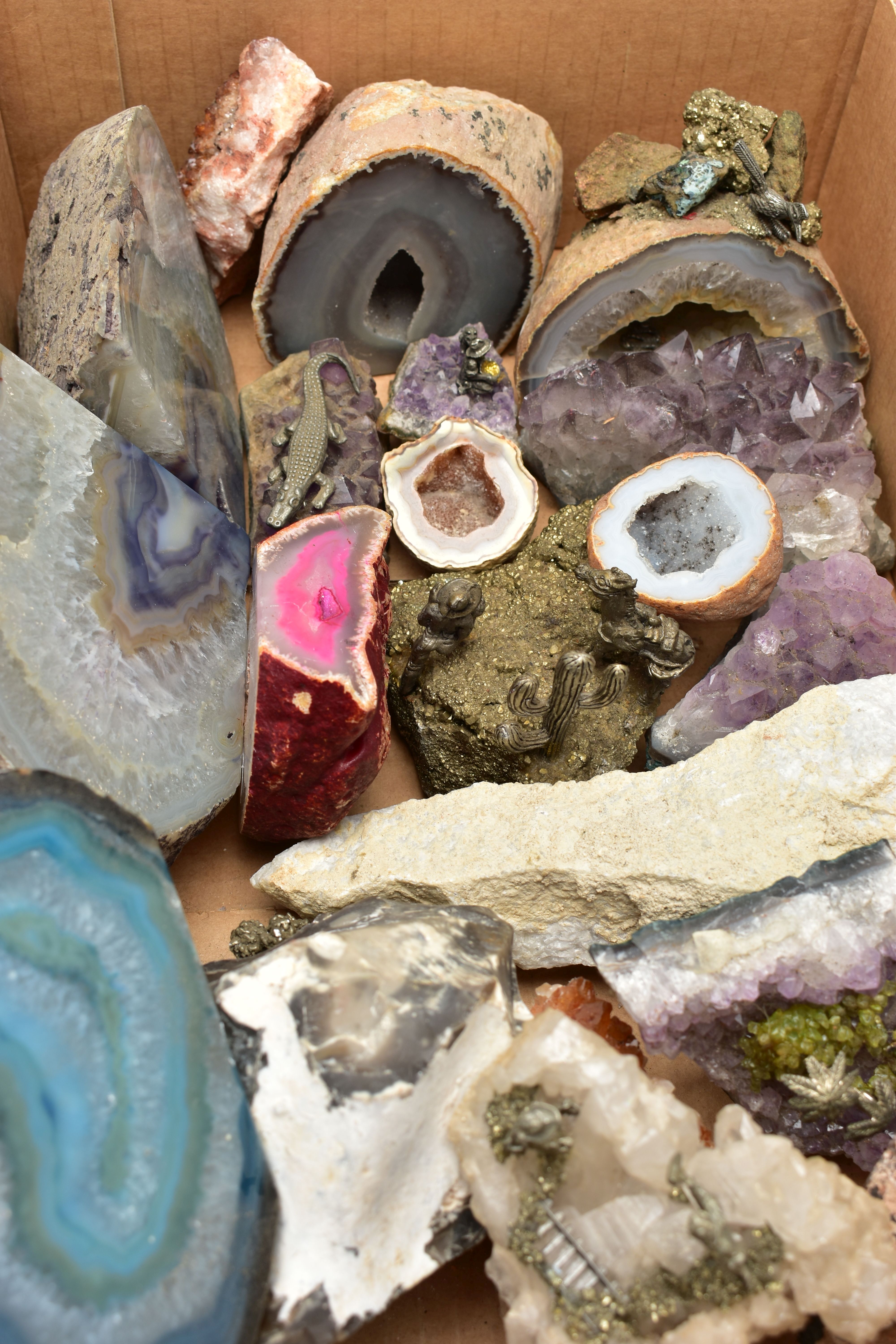 A BOX OF ASSORTED GEODES AND MINERAL SPECIMENS, to include quartz, amethyst and citrine, a various - Image 4 of 4