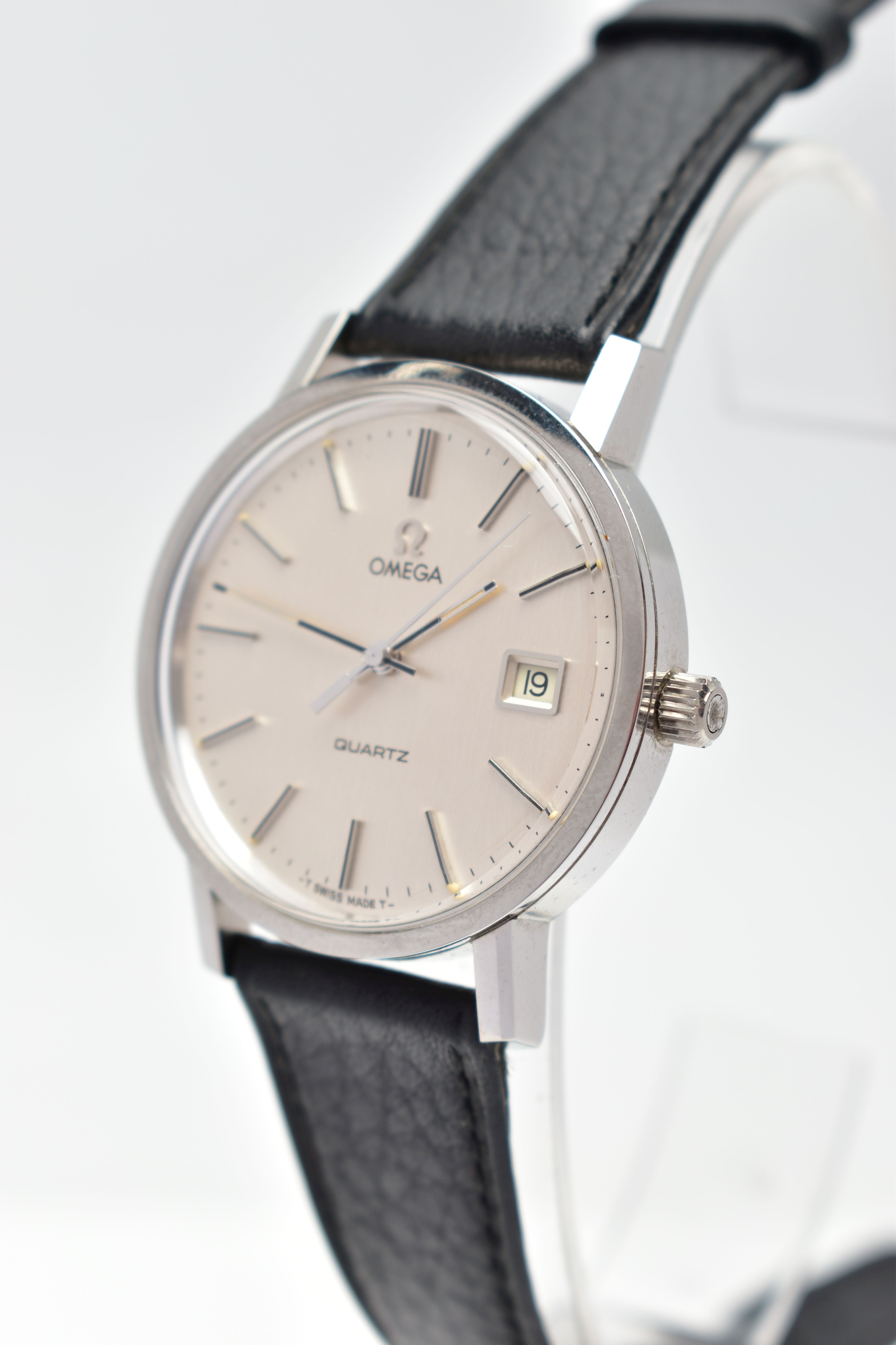 A GENTLEMANS OMEGA WRISTWATCH, the circular champagne dial, with baton hourly markers, date window - Image 3 of 8