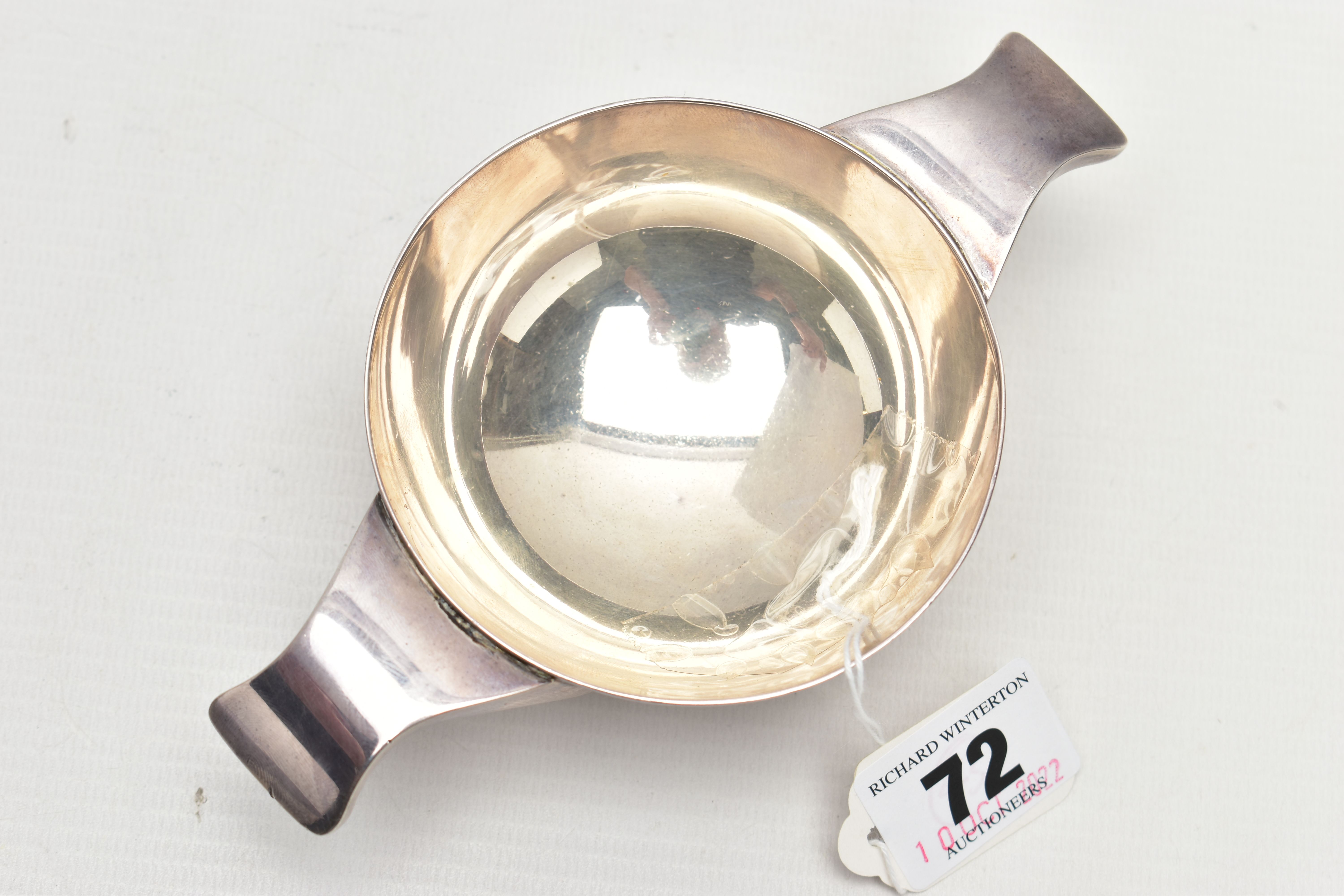 A SCOTTISH SILVER QUAICH, small silver polished Quaich with double handles, hallmarked 'J B - Image 3 of 4