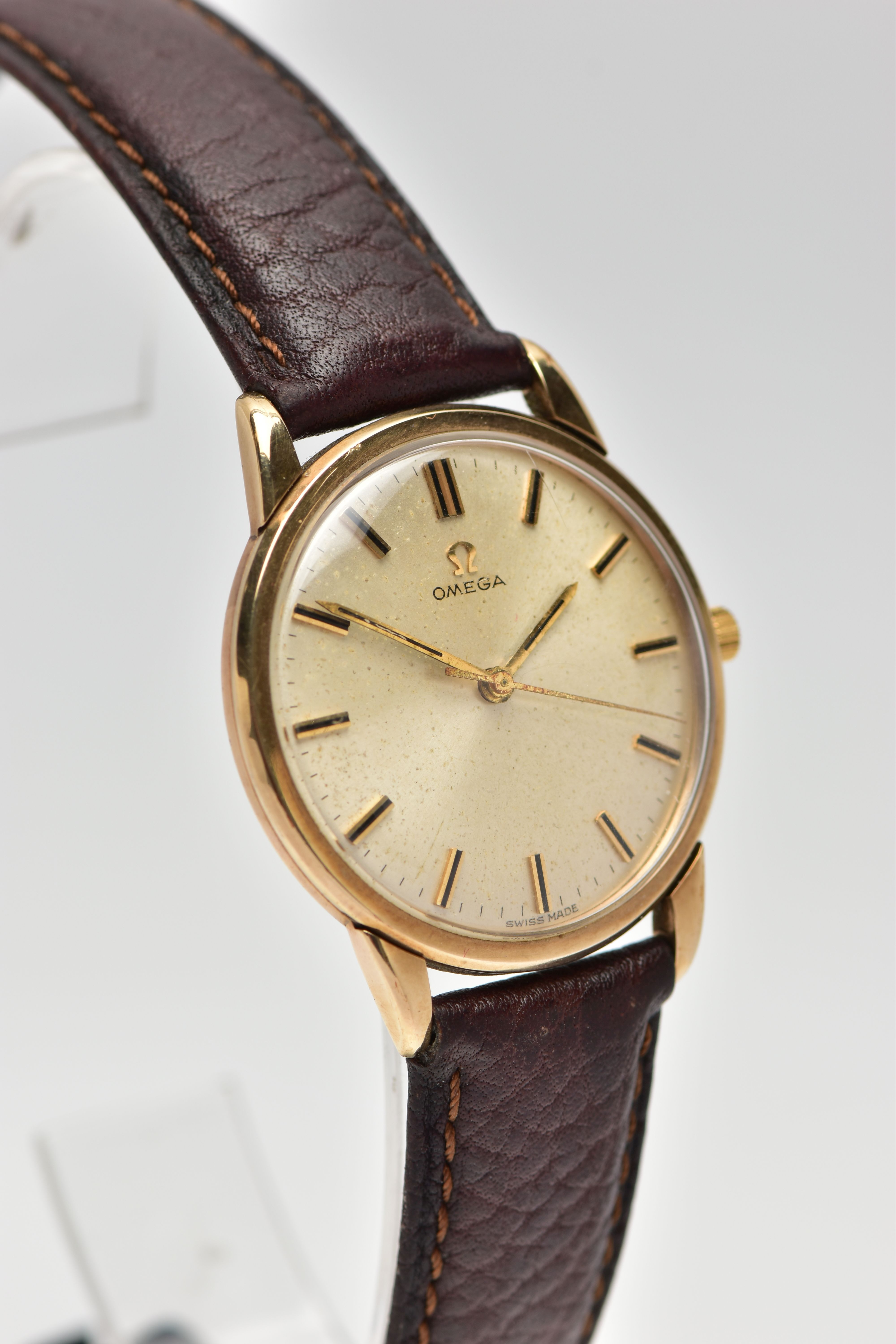 A GENTS 1960'S, 9CT GOLD 'OMEGA' WRISTWATCH, manual wind, round champagne dial signed 'Omega', baton - Bild 2 aus 6