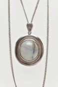 A WHITE METAL BANDED AGATE PENDANT NECKLACE, the pendant of an oval form set with an oval banded