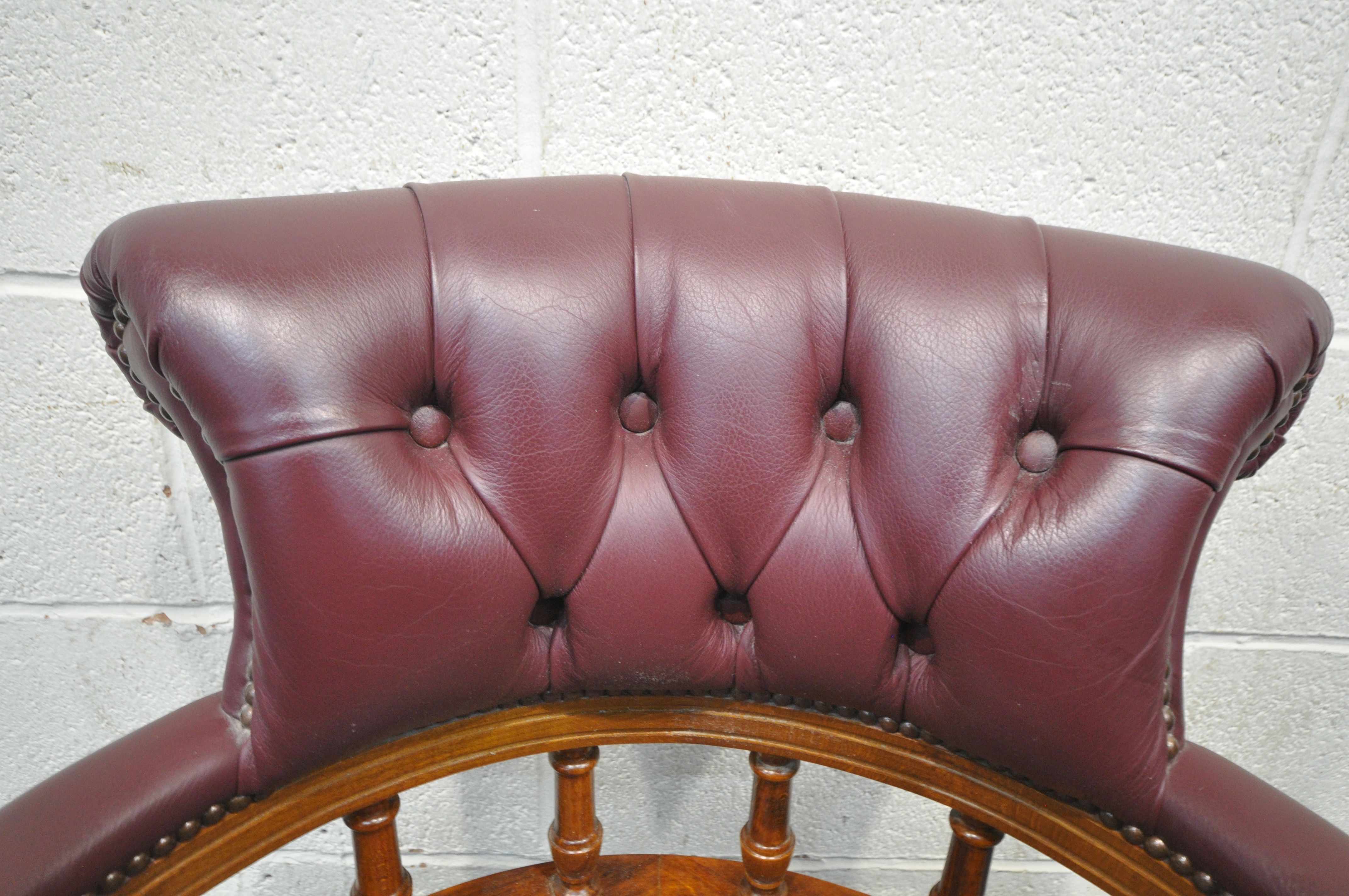 A BURGUNDY LEATHER SWIVEL OFFICE CHAIR, with buttoned back and seat, width 64cm x depth 69cm x - Image 4 of 4