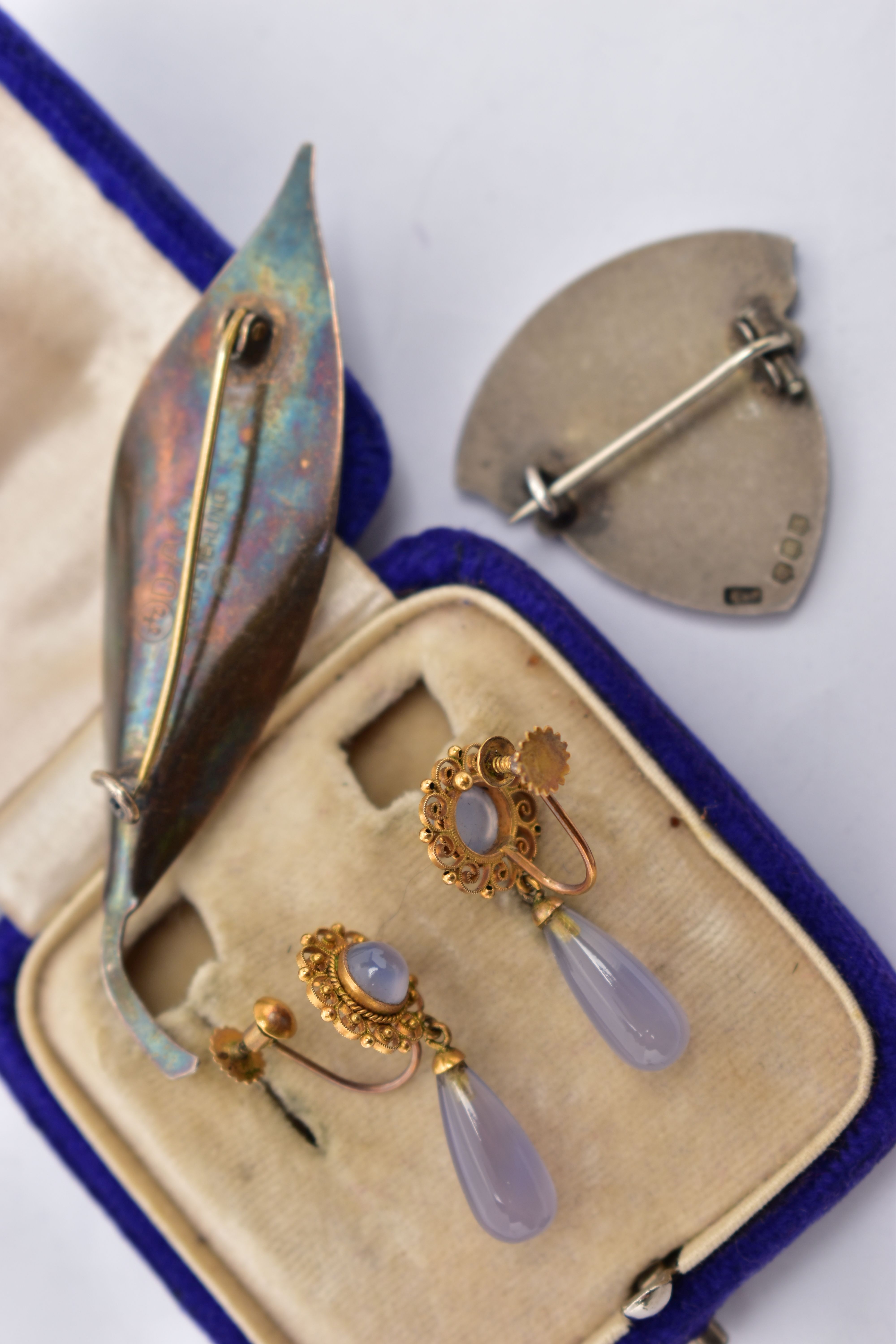 A PAIR OF YELLOW METAL CHALCEDONY DROP EARRINGS, A 'DAVID ANDERSON' ENAMEL NORWEGIAN BROOCH AND - Image 3 of 3