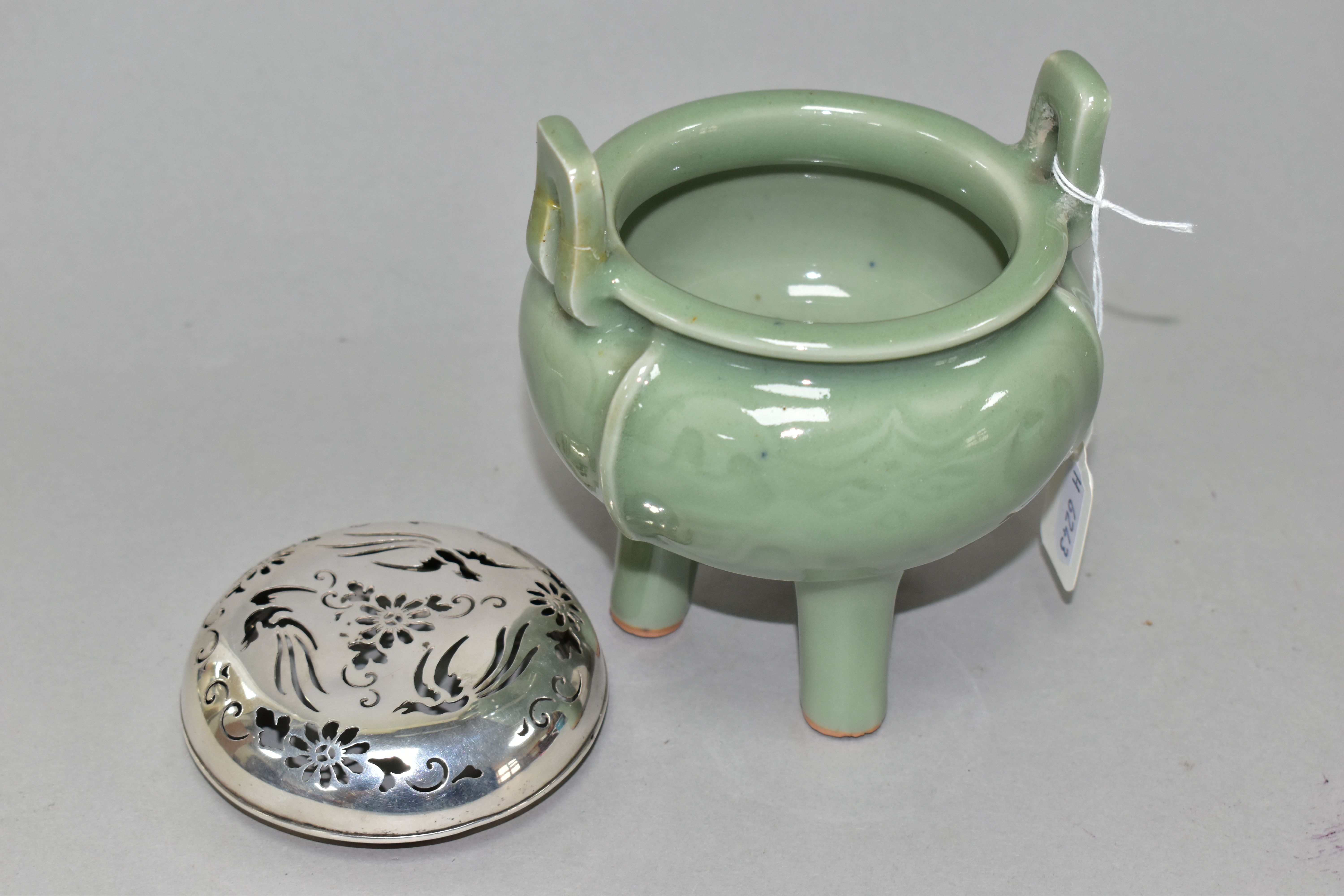 A 20TH CENTURY CHINESE PORCELAIN CELADON GLAZED TWIN HANDLED CENSER WITH A PIERCED WHITE METAL - Image 3 of 7