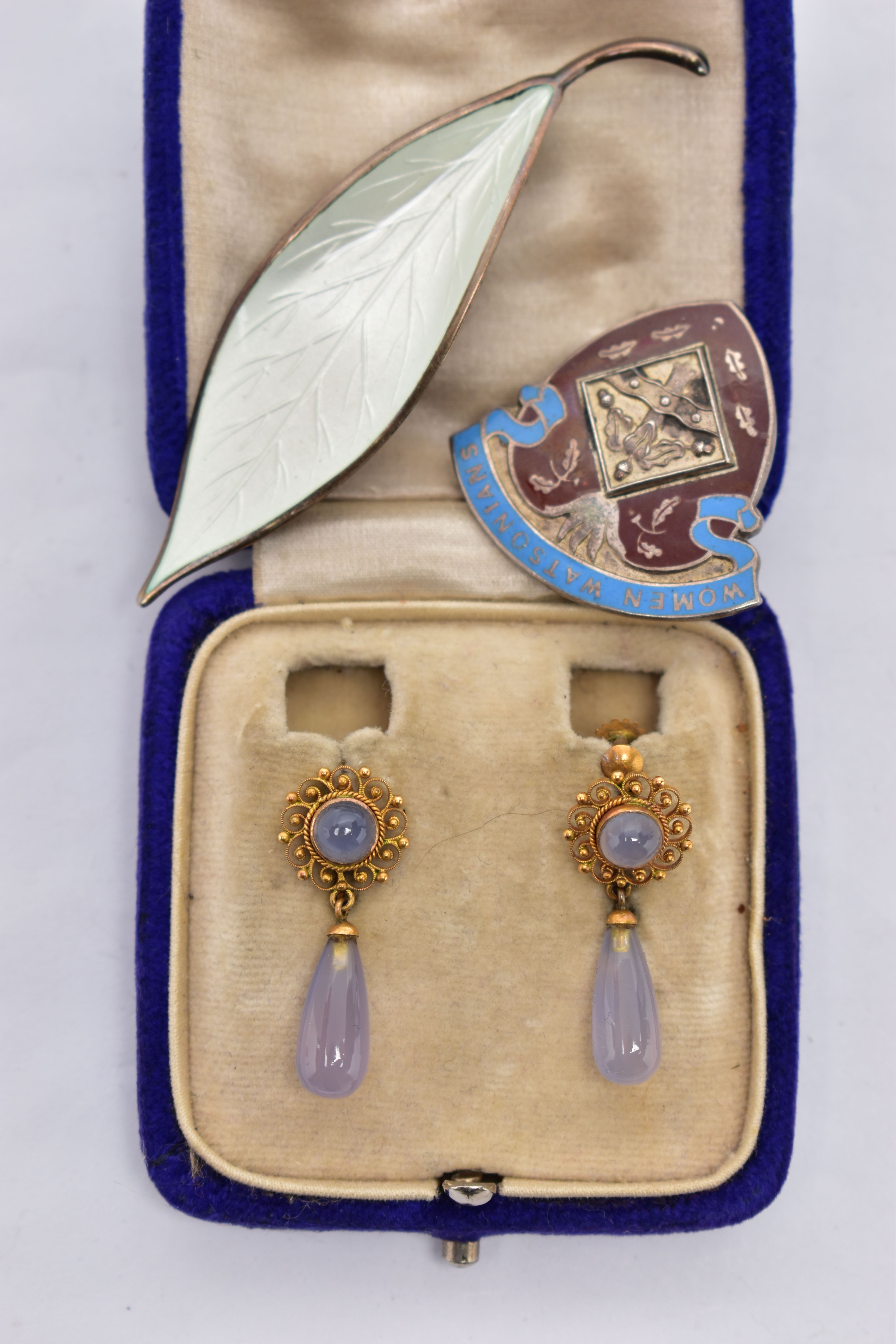 A PAIR OF YELLOW METAL CHALCEDONY DROP EARRINGS, A 'DAVID ANDERSON' ENAMEL NORWEGIAN BROOCH AND