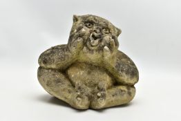 A RECONSTITUTED STONE GARDEN ORNAMENT IN THE FORM OF A SEATED GARGOYLE, the figure is of weathered