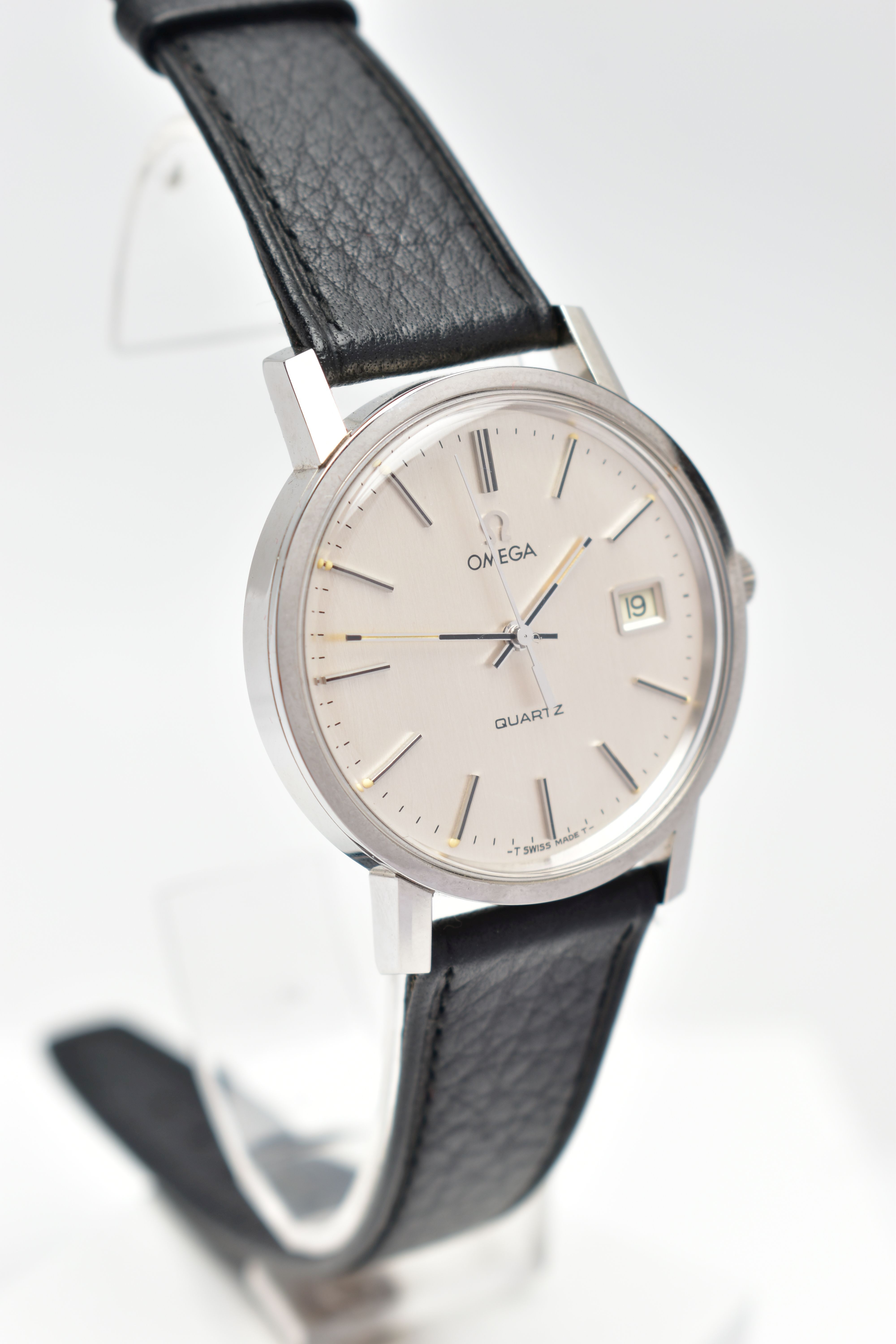 A GENTLEMANS OMEGA WRISTWATCH, the circular champagne dial, with baton hourly markers, date window - Image 2 of 8