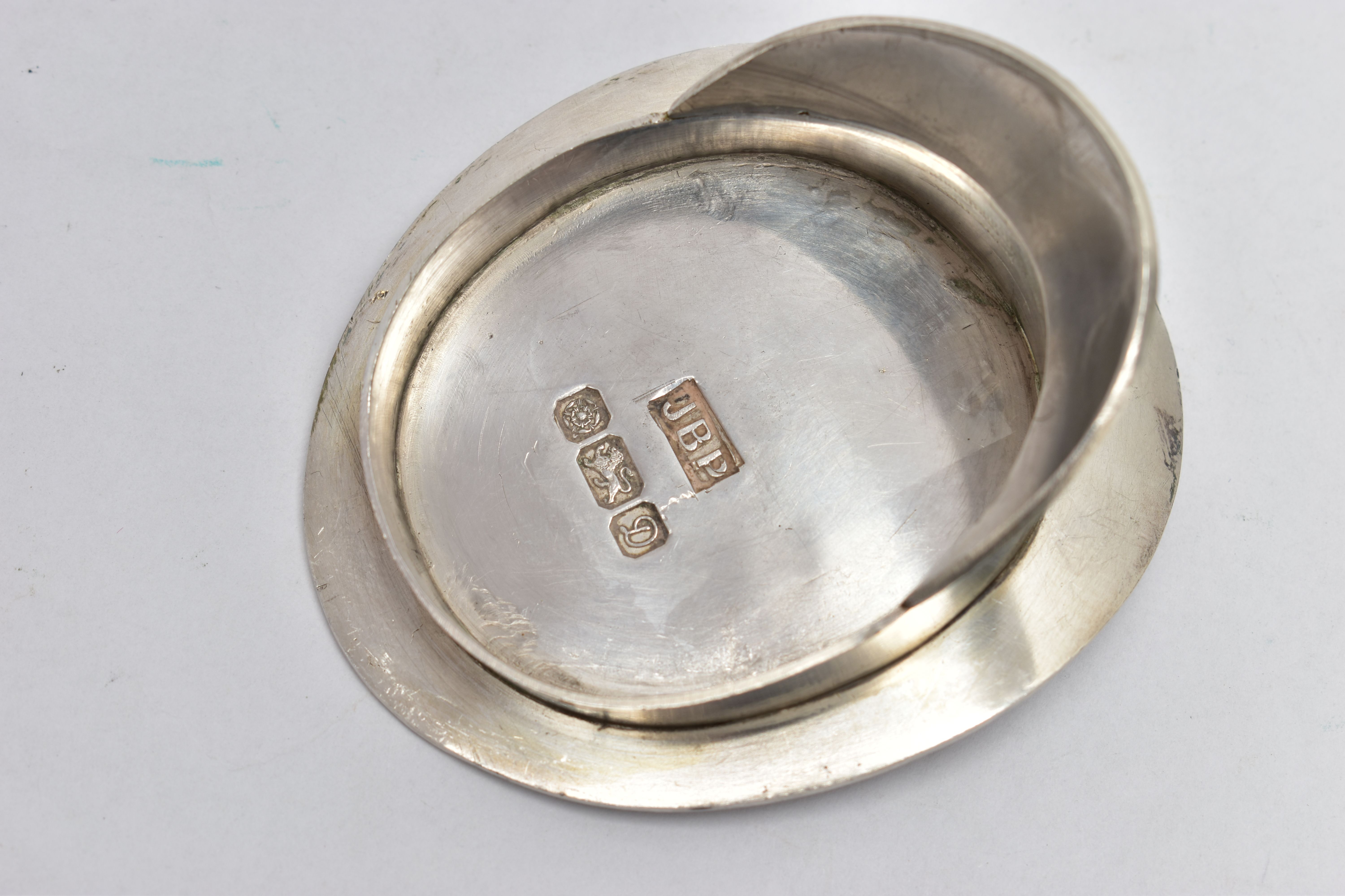 A SILVER MINIATURE MODEL OF A CAPTAINS HAT, polished captains hat, hallmarked 'JBP' Sheffield - Image 4 of 4