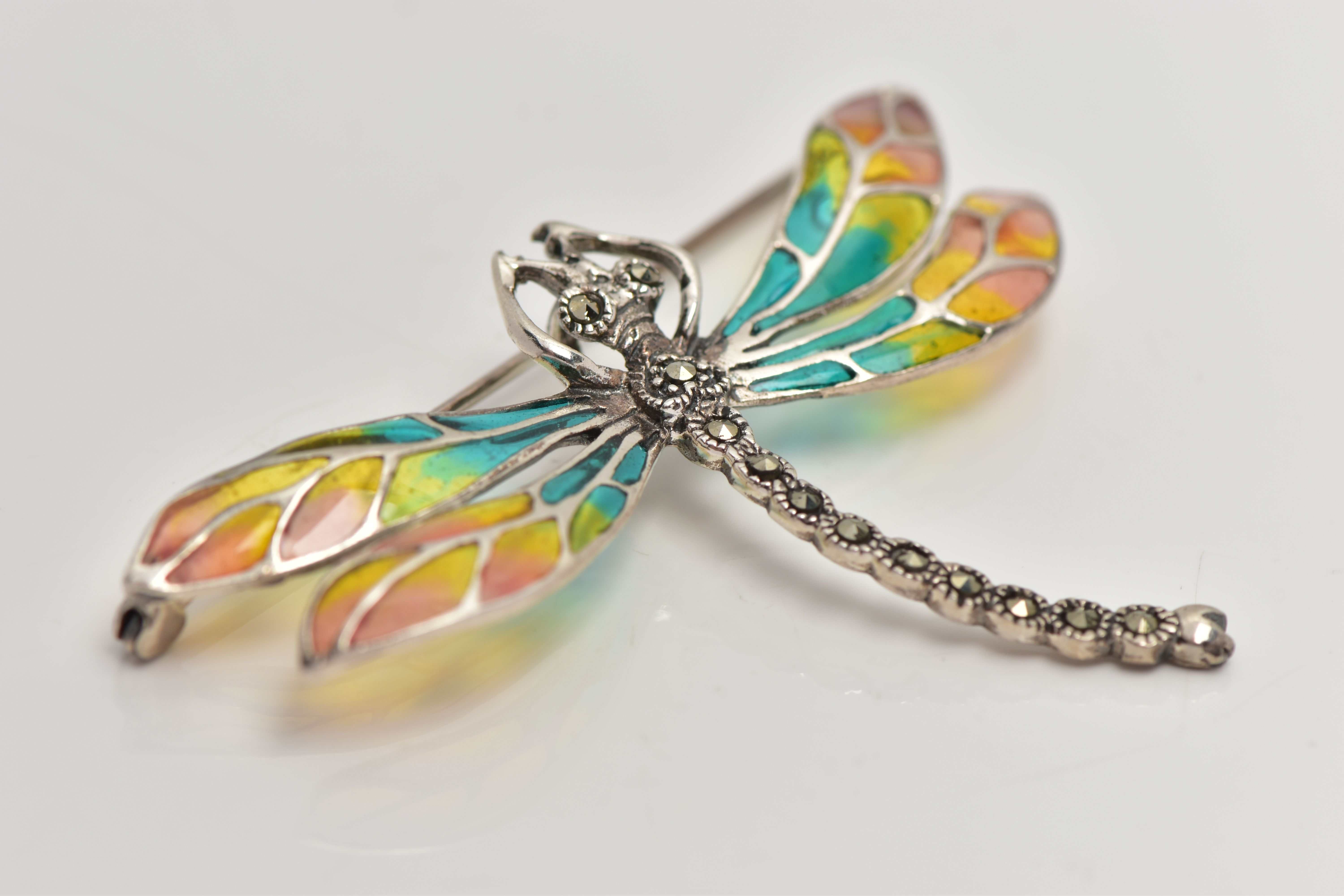 A WHITE METAL PLIQUE A JOUR DRAGONFLY BROOCH/PENDANT, dragonflies body set with marcasite, decorated - Image 2 of 3