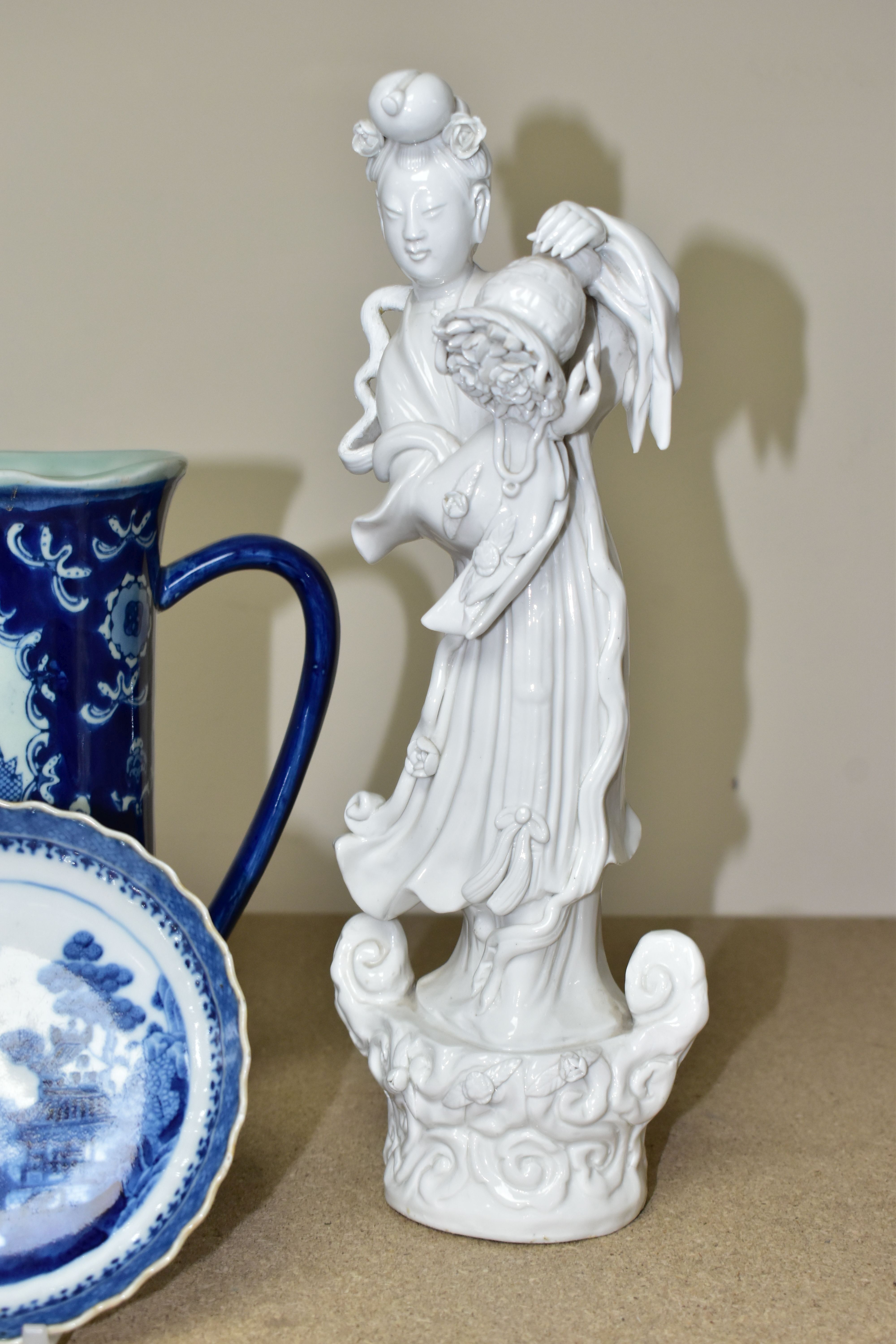 A GROUP OF ORIENTAL STYLE PORCELAIN AND TWO BLANC DE CHINE FIGURES, comprising two Blanc De Chine ' - Image 4 of 8