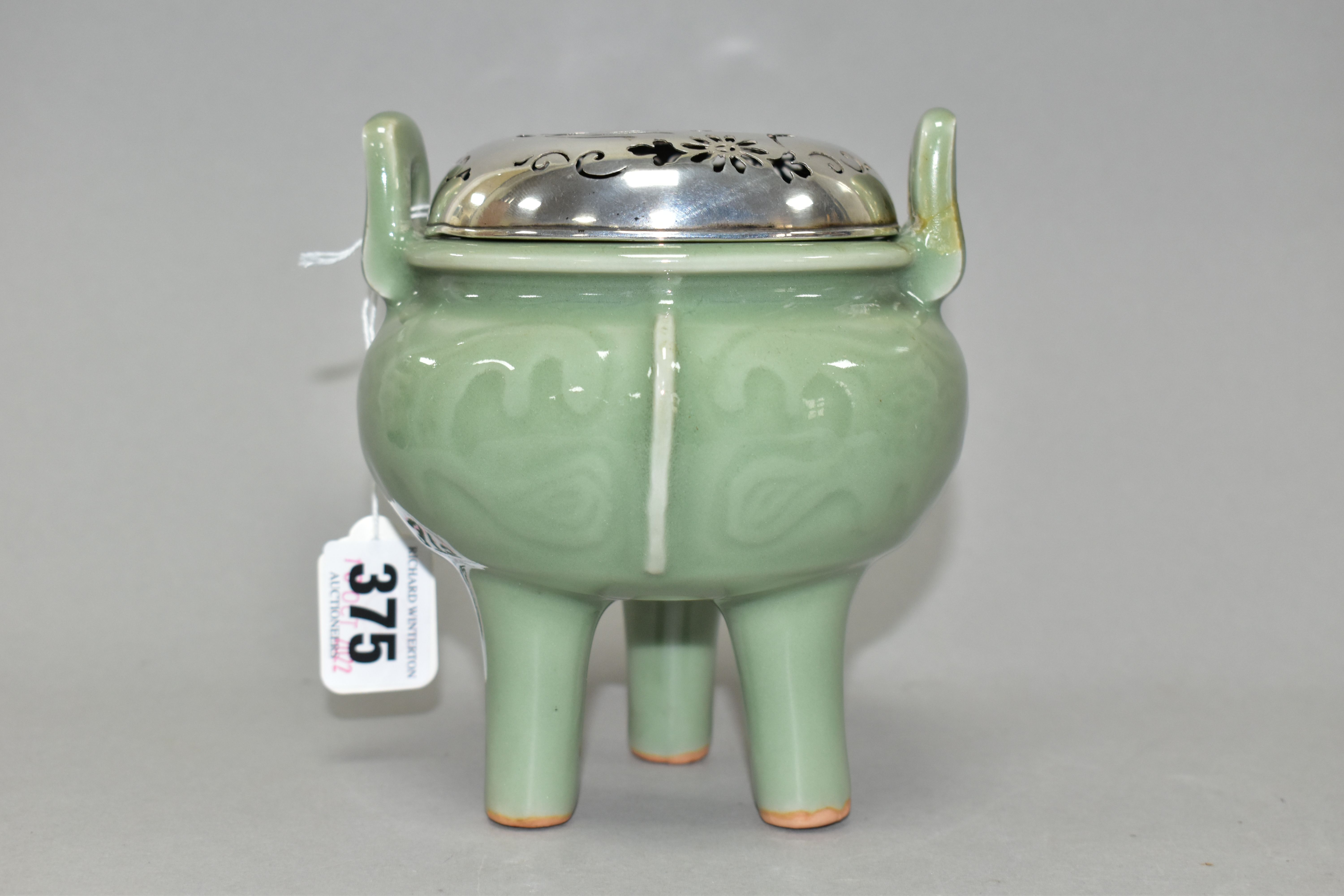 A 20TH CENTURY CHINESE PORCELAIN CELADON GLAZED TWIN HANDLED CENSER WITH A PIERCED WHITE METAL - Image 7 of 7