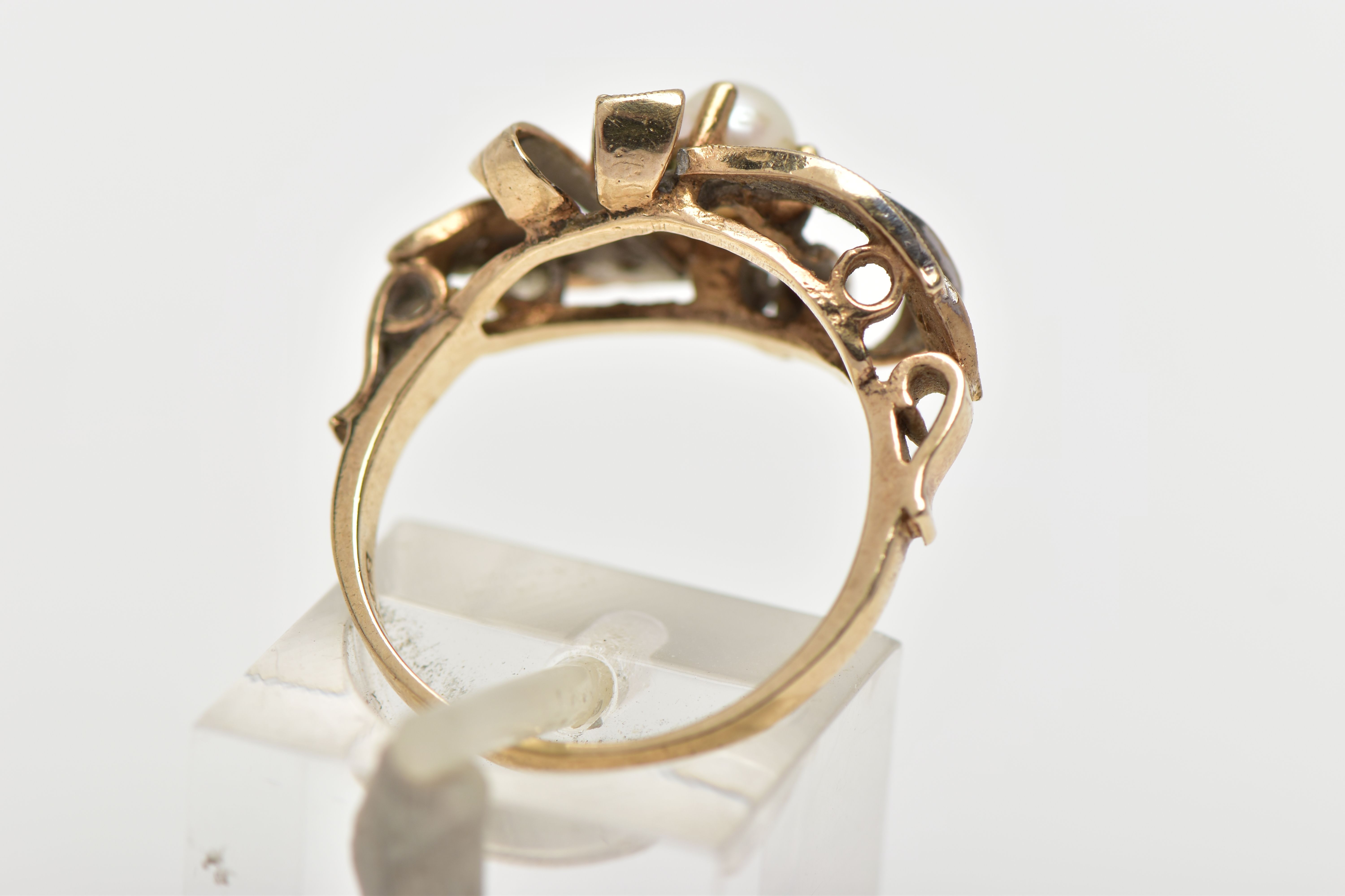 A 9CT GOLD CULTURED PEARL AND DIAMOND RING, centring on a four claw set, cream cultured pearl with a - Image 3 of 4