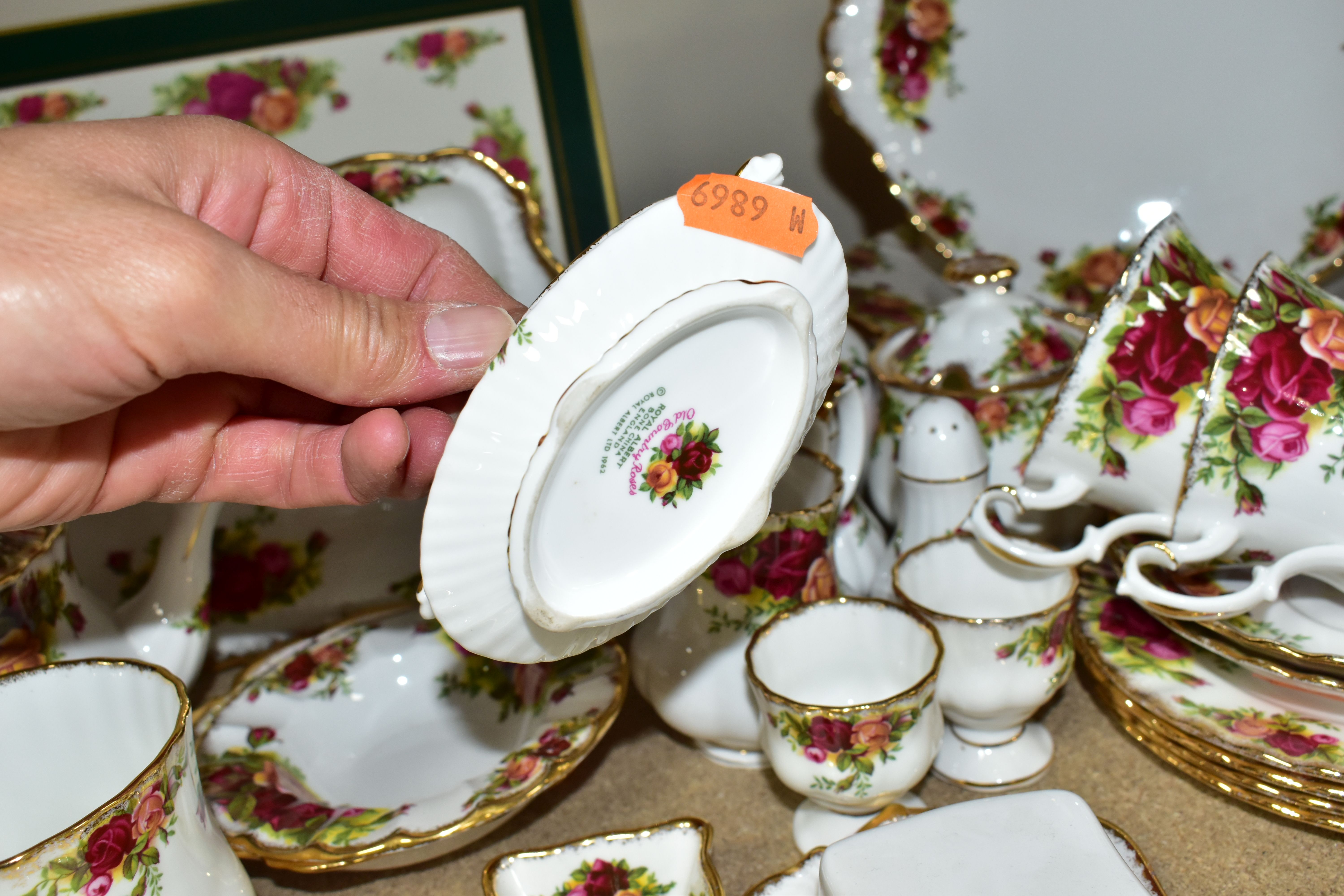 A QUANTITY OF ROYAL ALBERT 'OLD COUNTRY ROSES' PATTERN TEAWARES, comprising five cups, five saucers, - Image 10 of 10