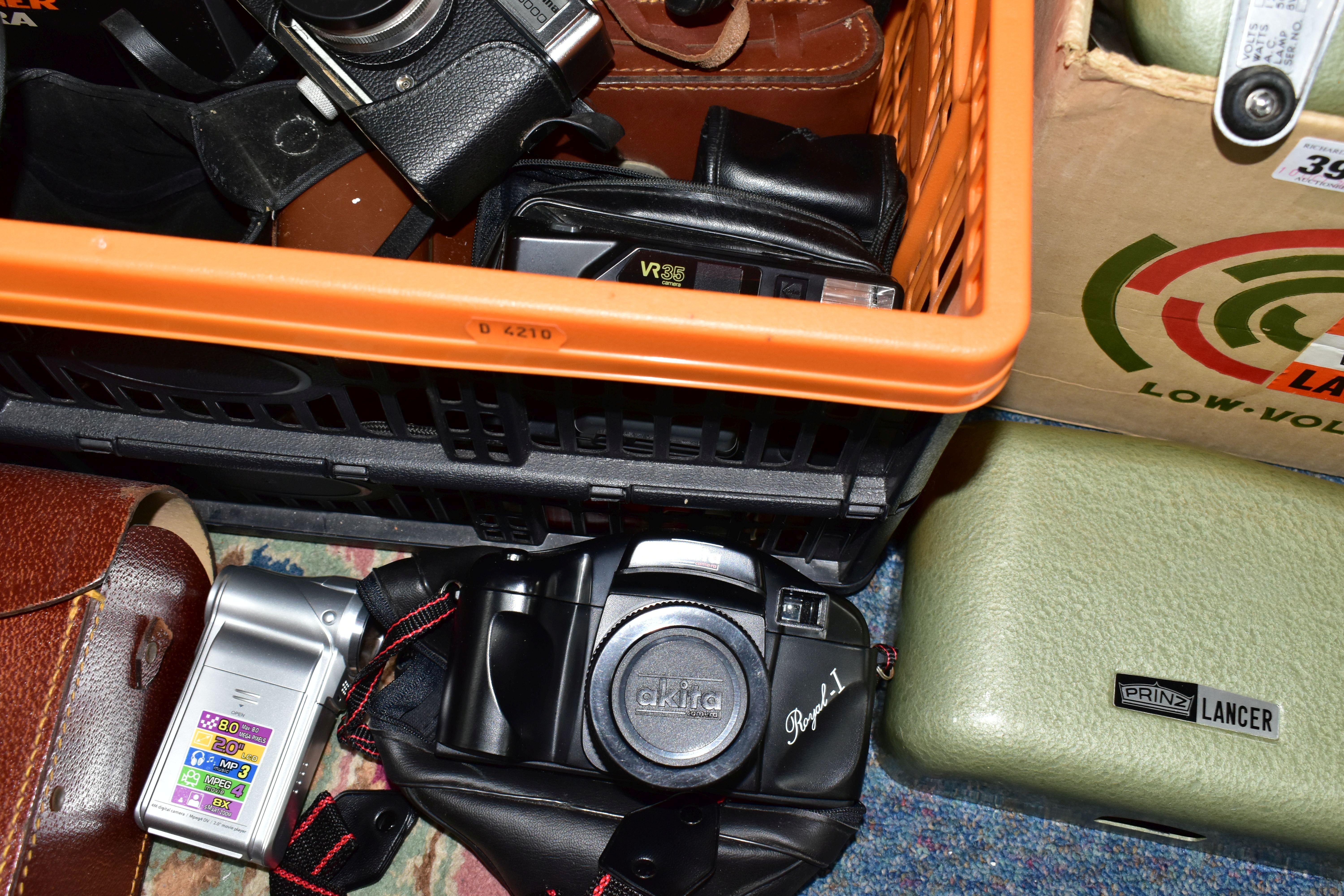 FOUR BOXES OF VINTAGE AND DIGITAL CAMERAS, to include a Prinz Lancer 8mm projector, a Prinz Cavalier - Bild 3 aus 7