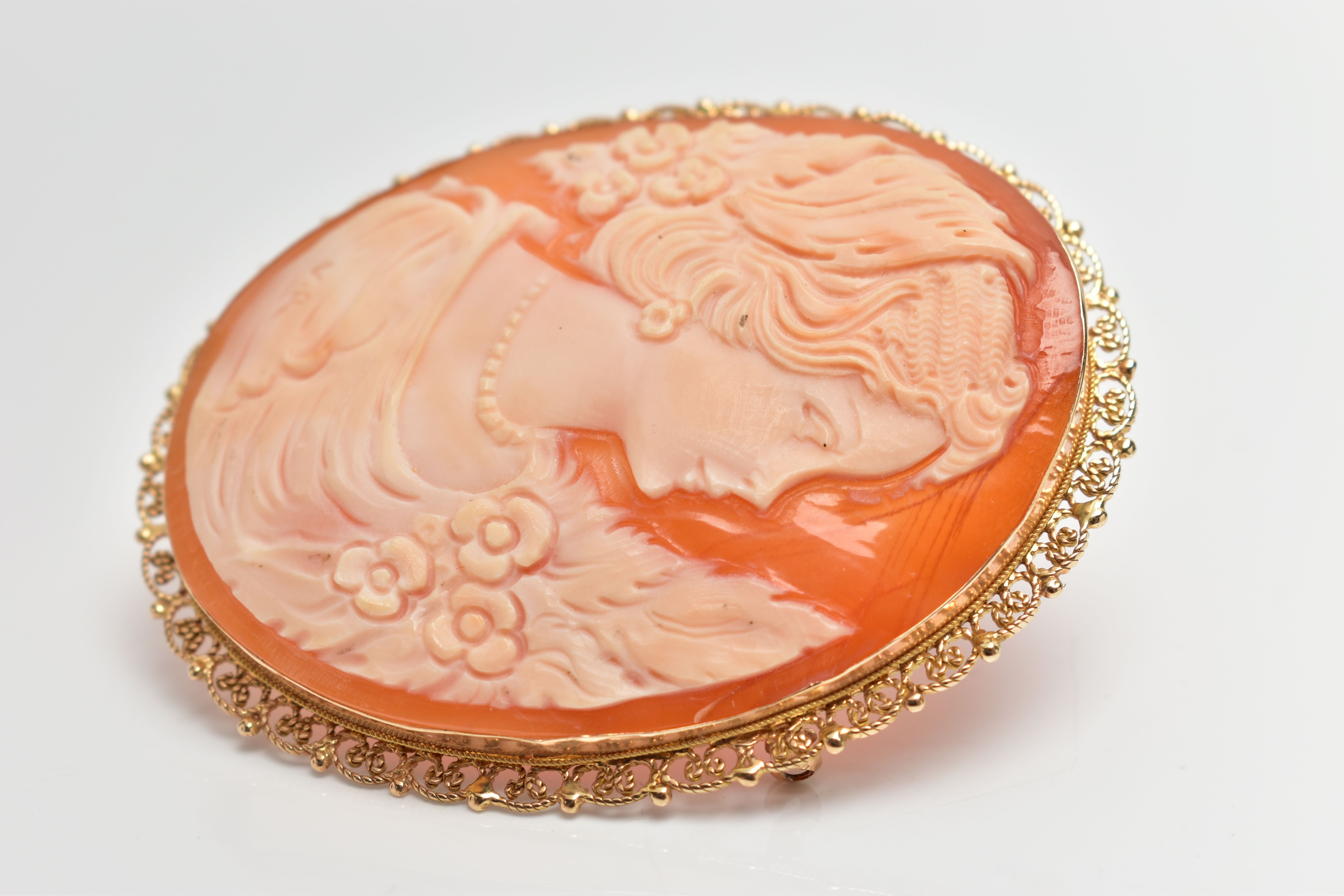 A YELLOW METAL CAMEO BROOCH, of an oval form, shell cameo depicting a lady in profile wearing a - Image 3 of 3