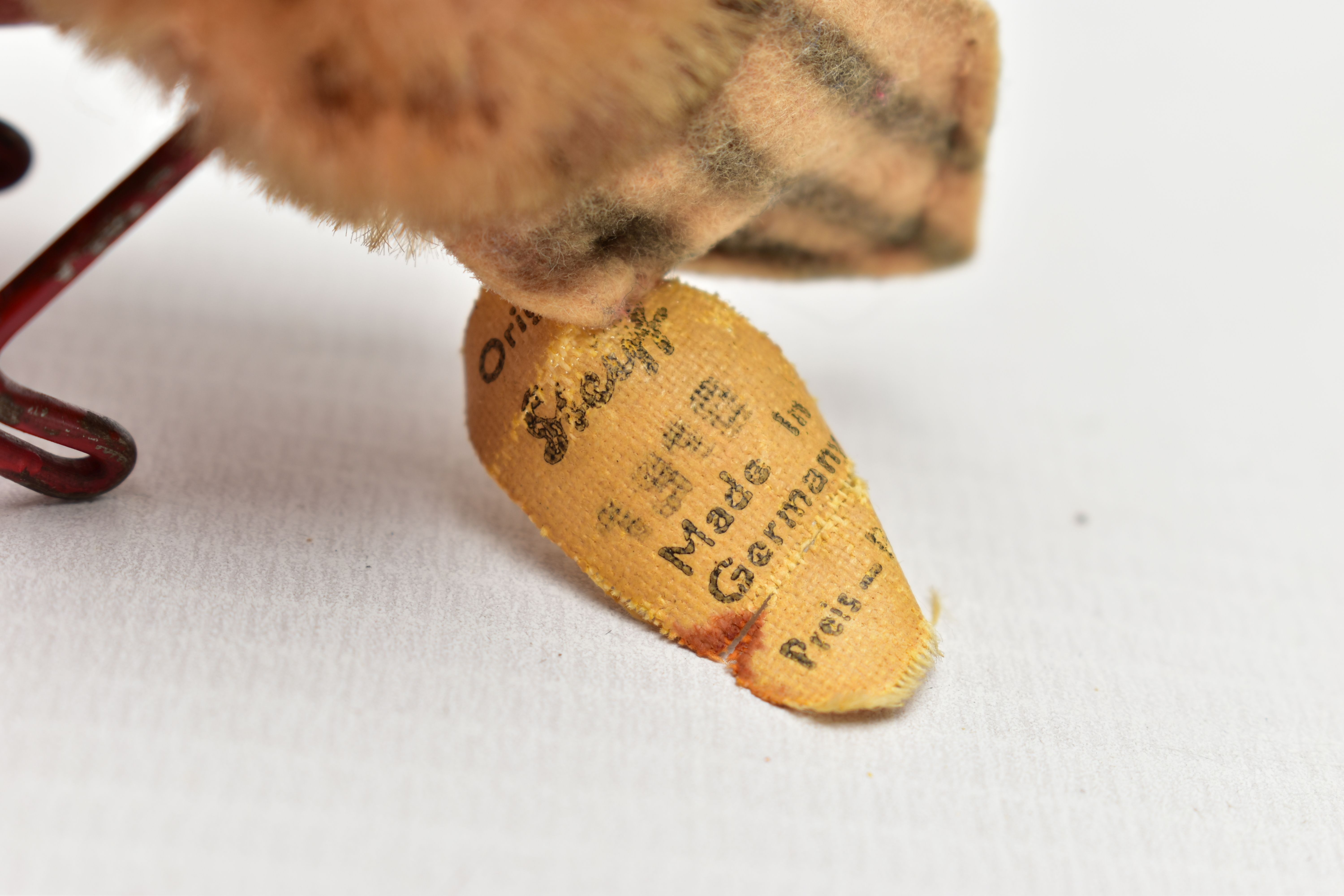 A POST-WAR STEIFF MOHAIR HEN WITH METAL WIRE LEGS, metal button and yellow tag to tail feathers, tag - Image 5 of 5