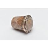 A HARDSTONE THIMBLE CASE WITH THIMBLE, carved hardstone case with hinged white metal mounted