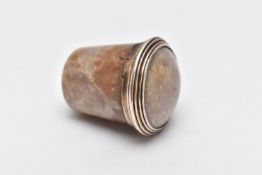 A HARDSTONE THIMBLE CASE WITH THIMBLE, carved hardstone case with hinged white metal mounted