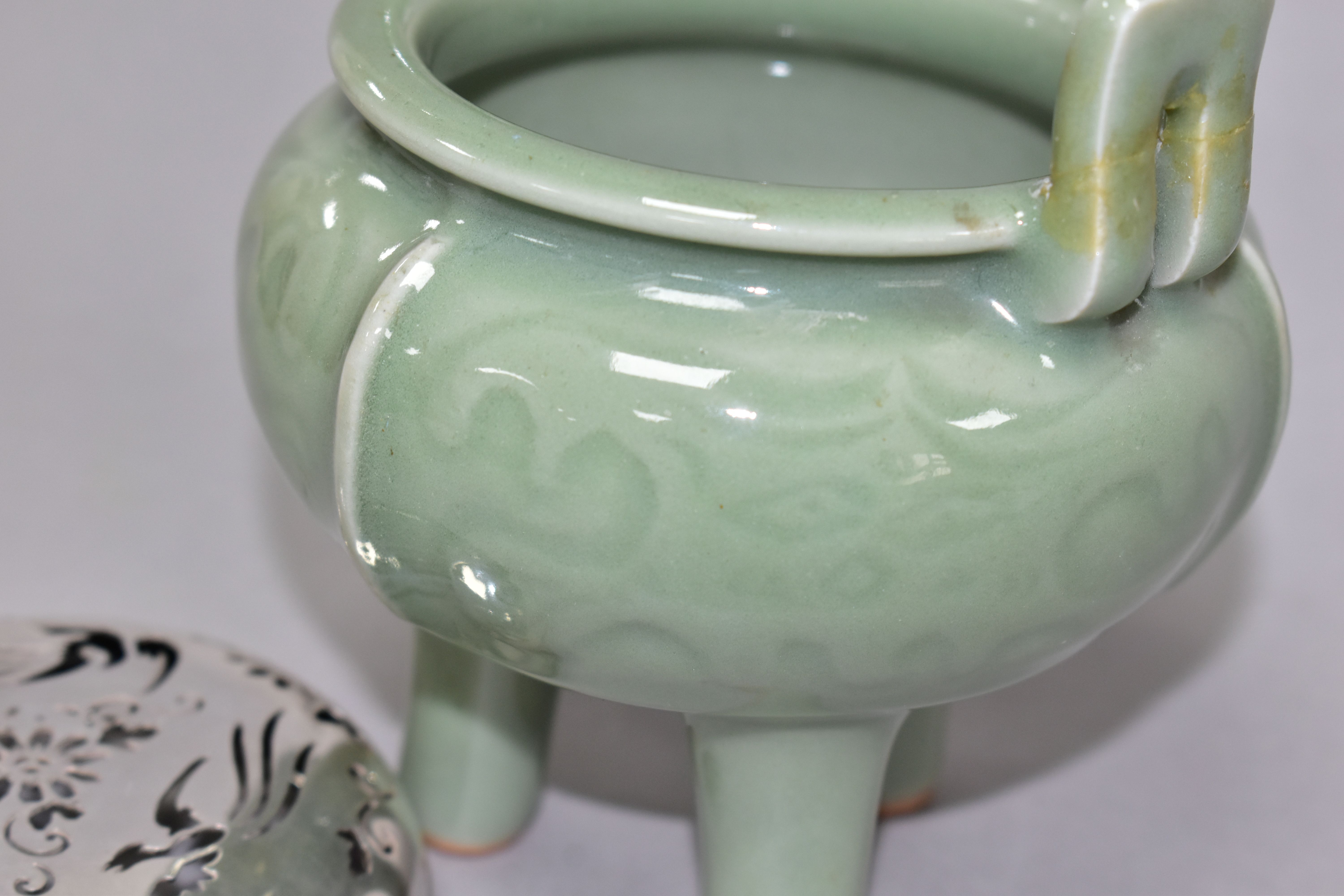 A 20TH CENTURY CHINESE PORCELAIN CELADON GLAZED TWIN HANDLED CENSER WITH A PIERCED WHITE METAL - Image 6 of 7