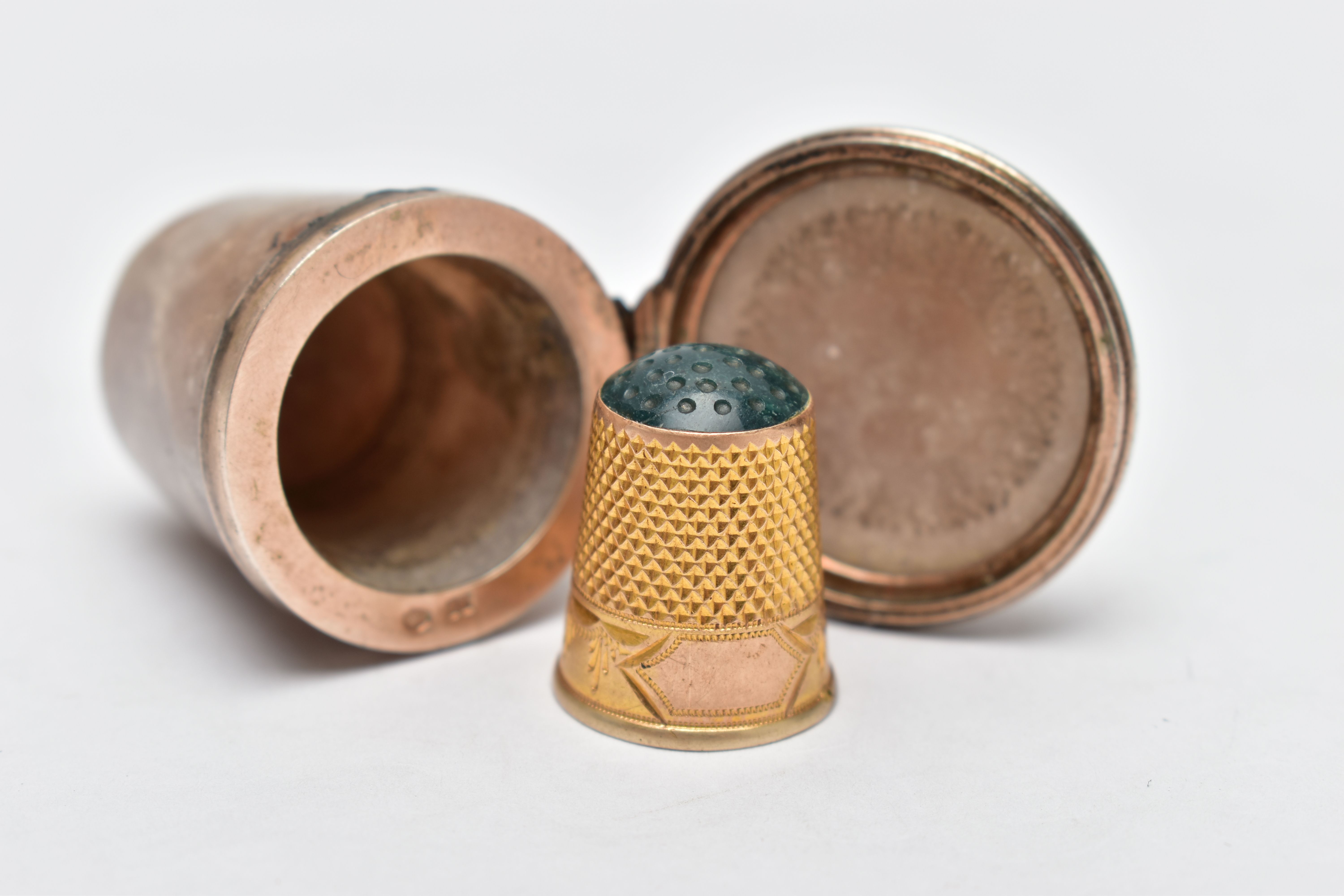 A HARDSTONE THIMBLE CASE WITH THIMBLE, carved hardstone case with hinged white metal mounted - Image 5 of 8