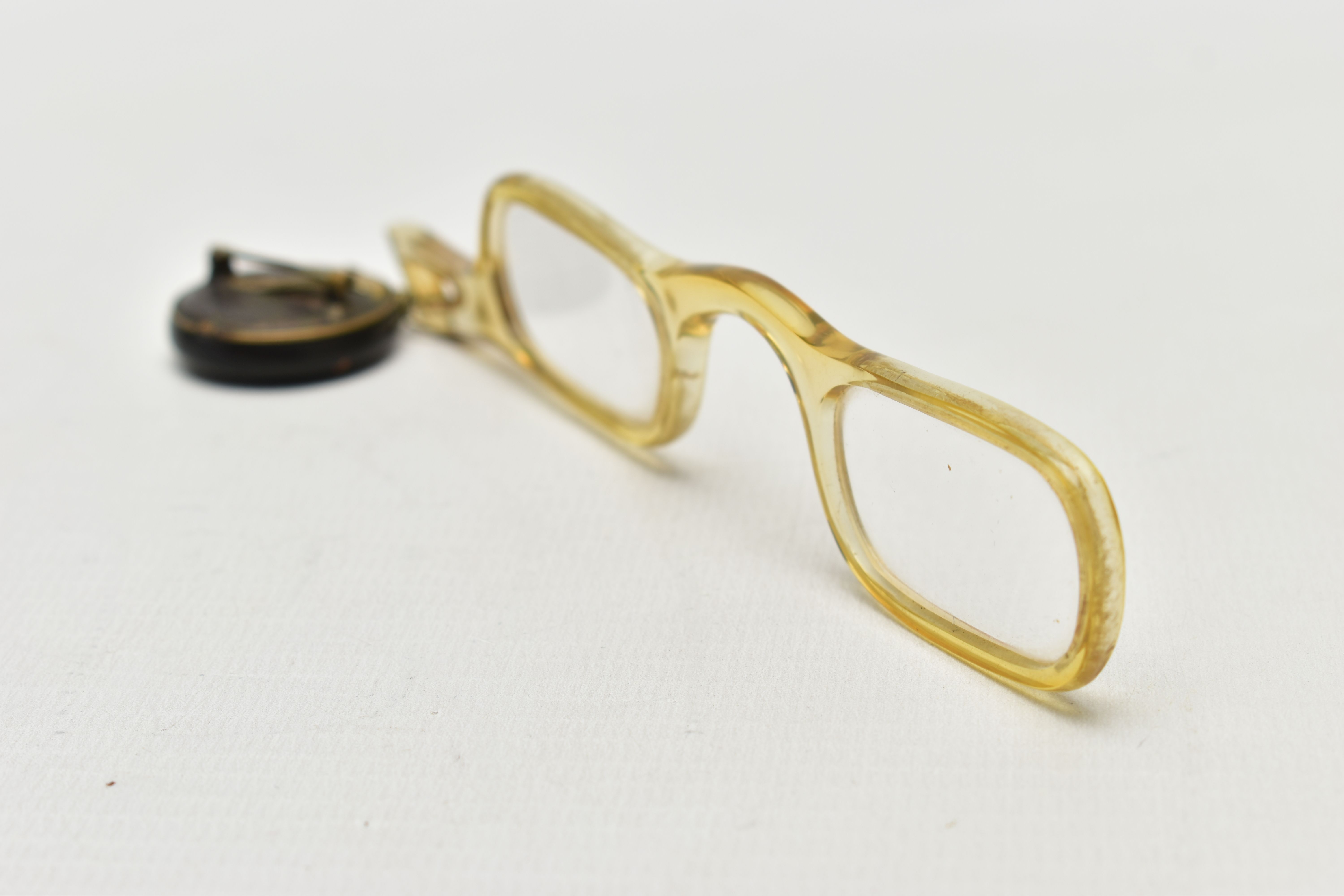 A PAIR OF YELLOW PLASTIC FRAMED GLASSES WITH SHORT ANGULAR HANDLE, fitted with a circular black - Image 3 of 6