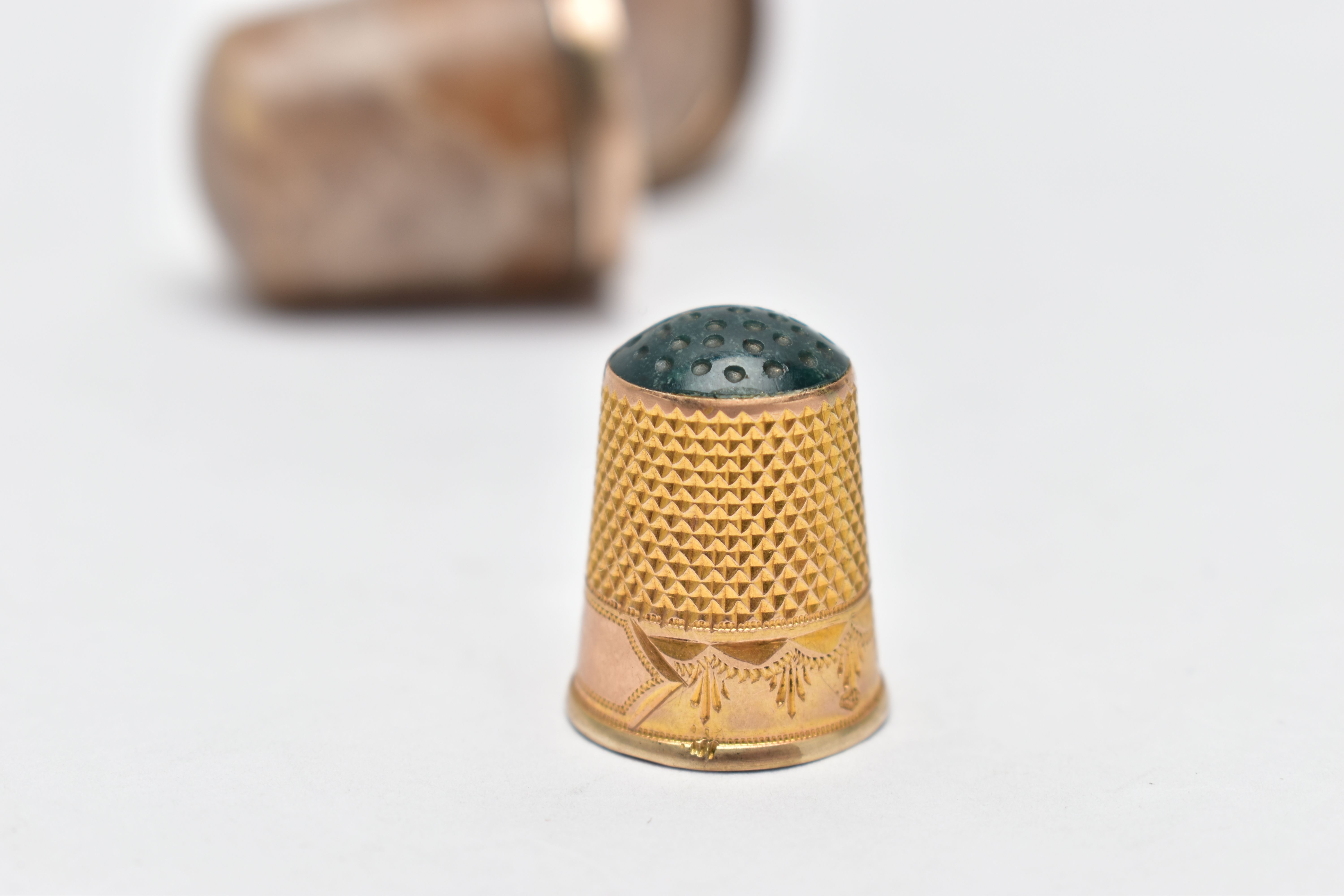 A HARDSTONE THIMBLE CASE WITH THIMBLE, carved hardstone case with hinged white metal mounted - Image 8 of 8