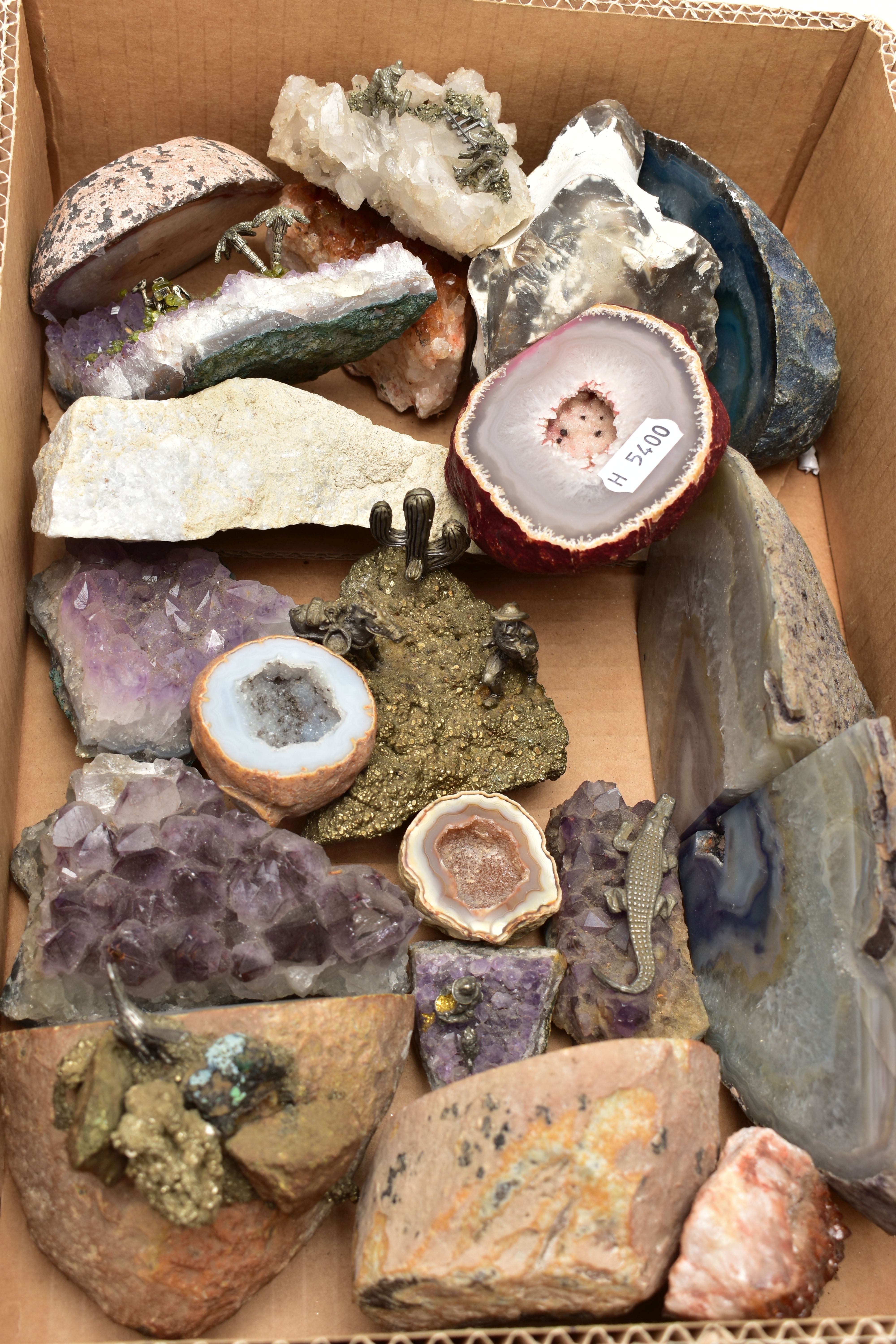 A BOX OF ASSORTED GEODES AND MINERAL SPECIMENS, to include quartz, amethyst and citrine, a various - Image 2 of 4