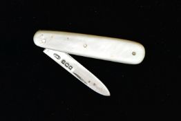 A GEORGE V FOLDING SILVER FRUIT KNIFE WITH MOTHER OF PEARL HANDLE, plain handle and blade, maker C W