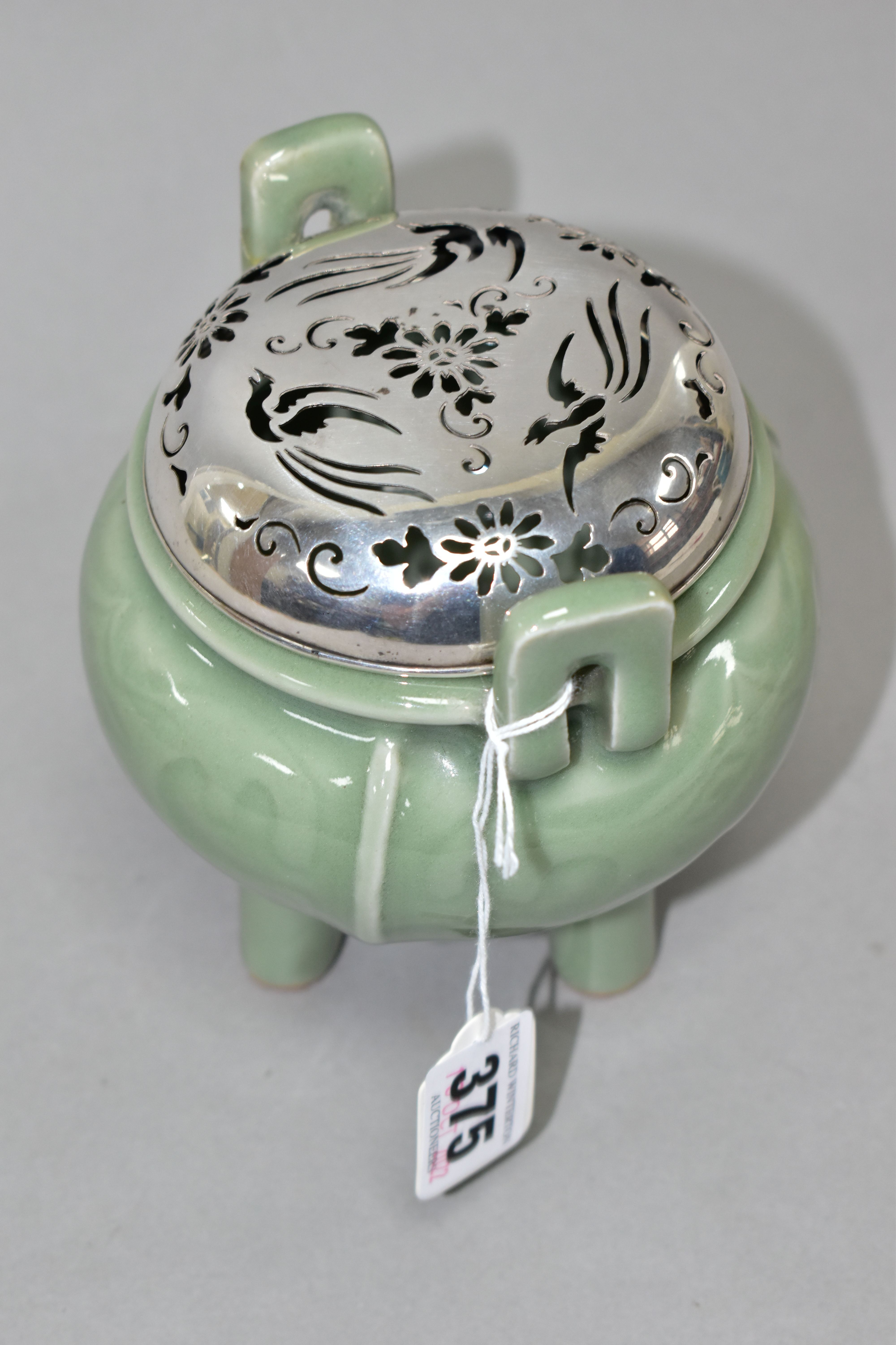 A 20TH CENTURY CHINESE PORCELAIN CELADON GLAZED TWIN HANDLED CENSER WITH A PIERCED WHITE METAL - Image 2 of 7