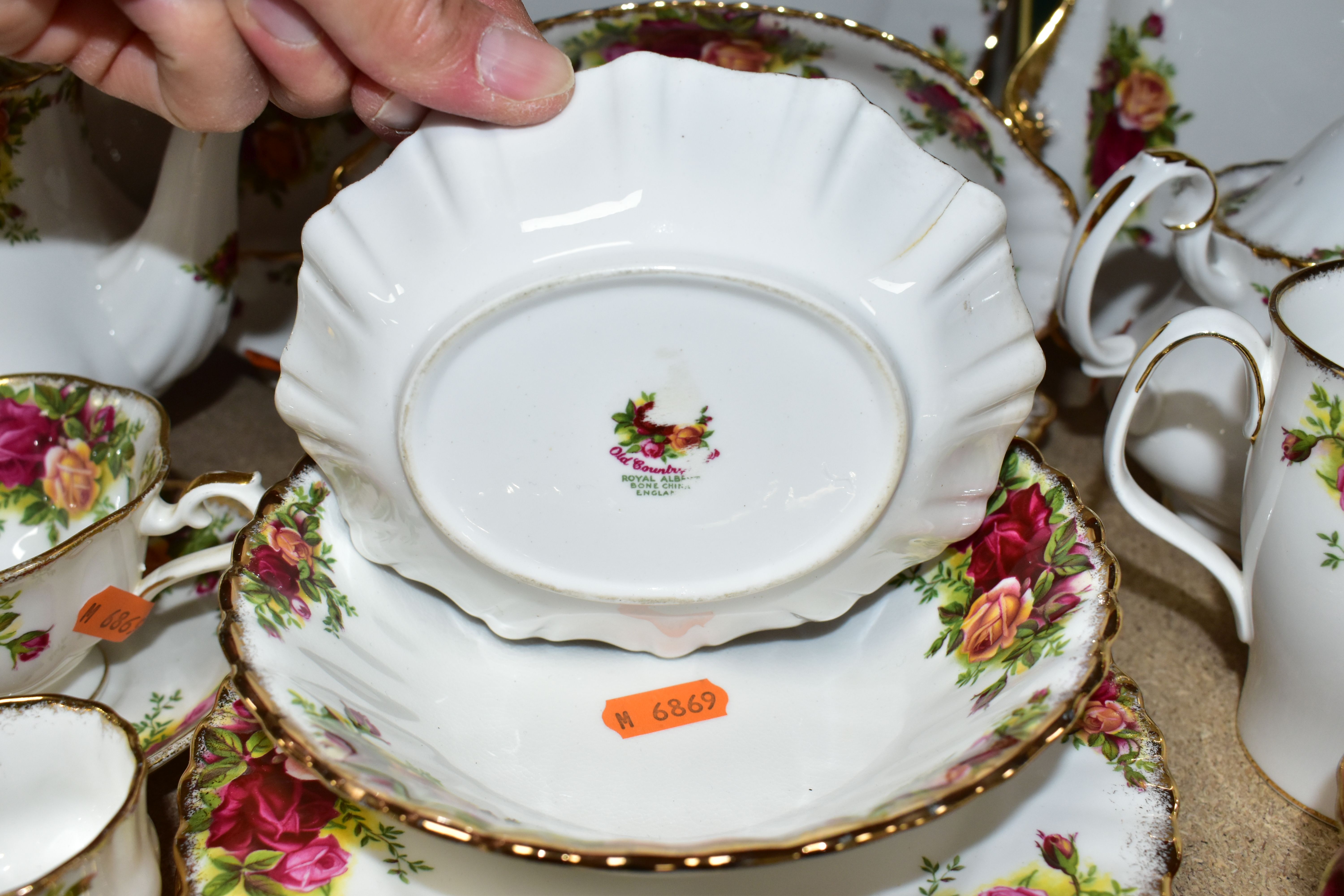 A QUANTITY OF ROYAL ALBERT 'OLD COUNTRY ROSES' PATTERN TEAWARES, comprising five cups, five saucers, - Image 8 of 10