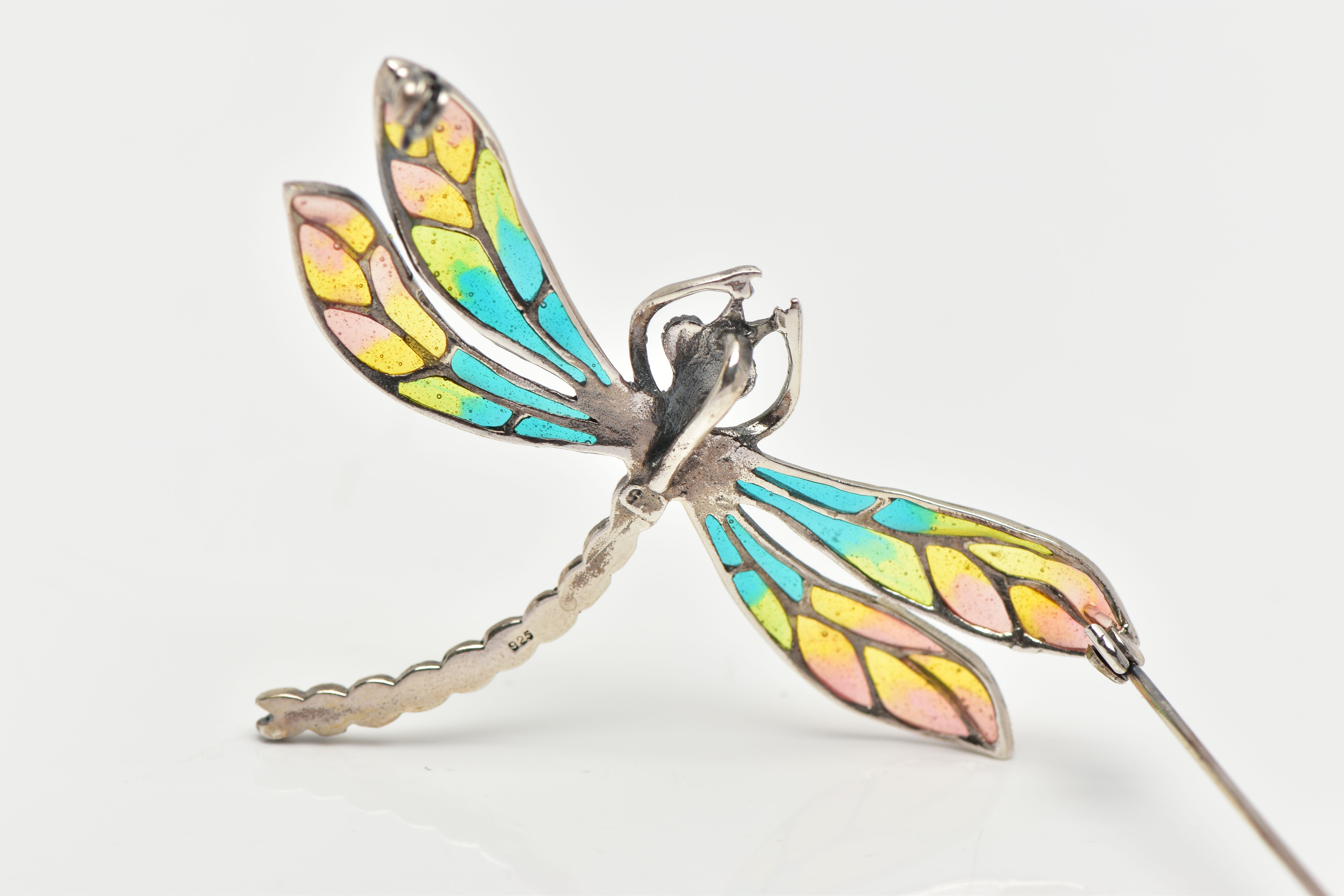 A WHITE METAL PLIQUE A JOUR DRAGONFLY BROOCH/PENDANT, dragonflies body set with marcasite, decorated - Image 3 of 3