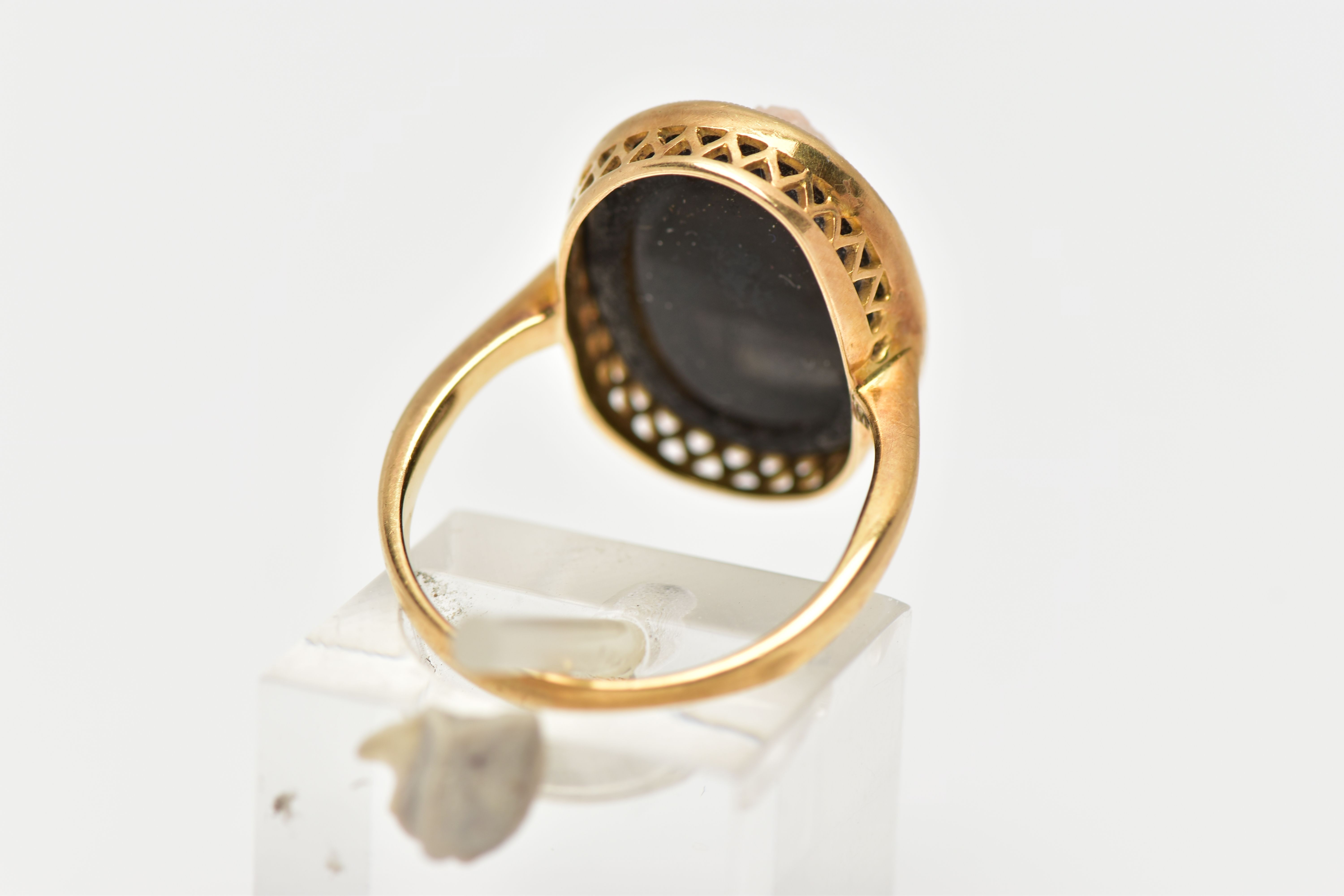 A YELLOW METAL CAMEO RING, oval onyx panel set with a raised cameo of a lady in profile, milgrain - Image 3 of 4