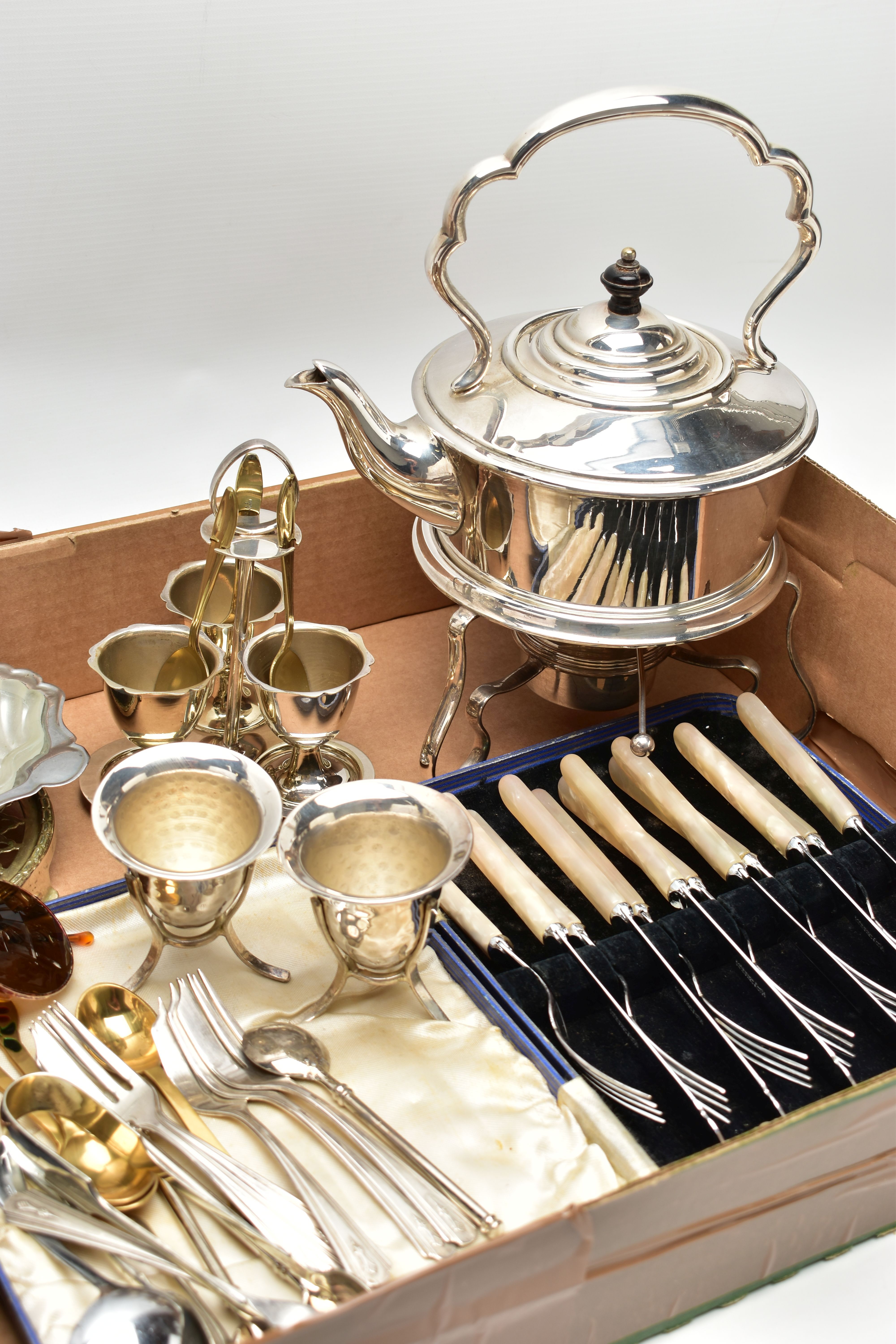 A BOX OF WHITE METAL TABLEWARE, to include a kettle on a stand, a three egg stand, two egg cups, a - Image 3 of 4